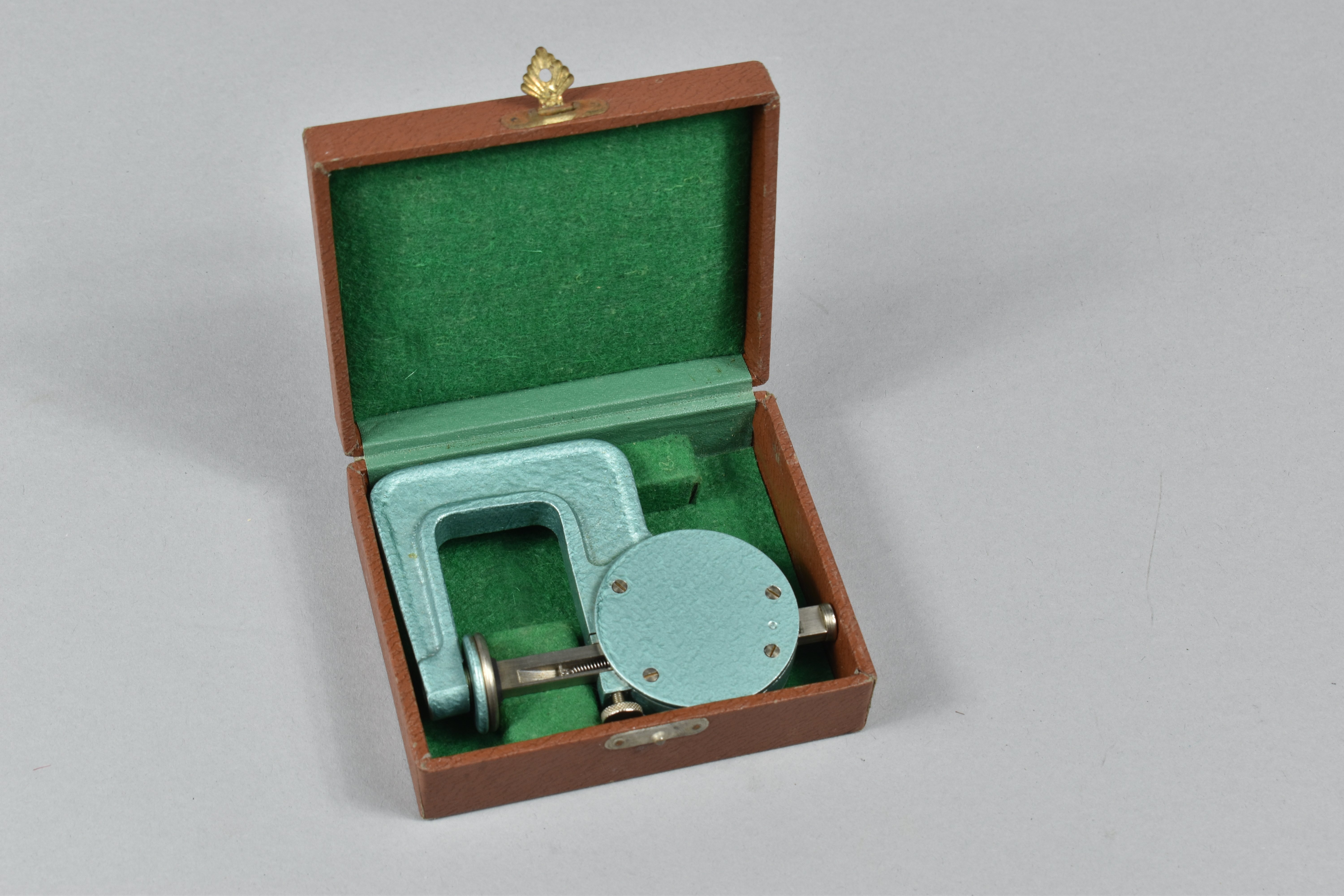Mikrometer zur Bestimmung von Pappendicken (Heimatwelten Zwönitz CC BY-NC-SA)