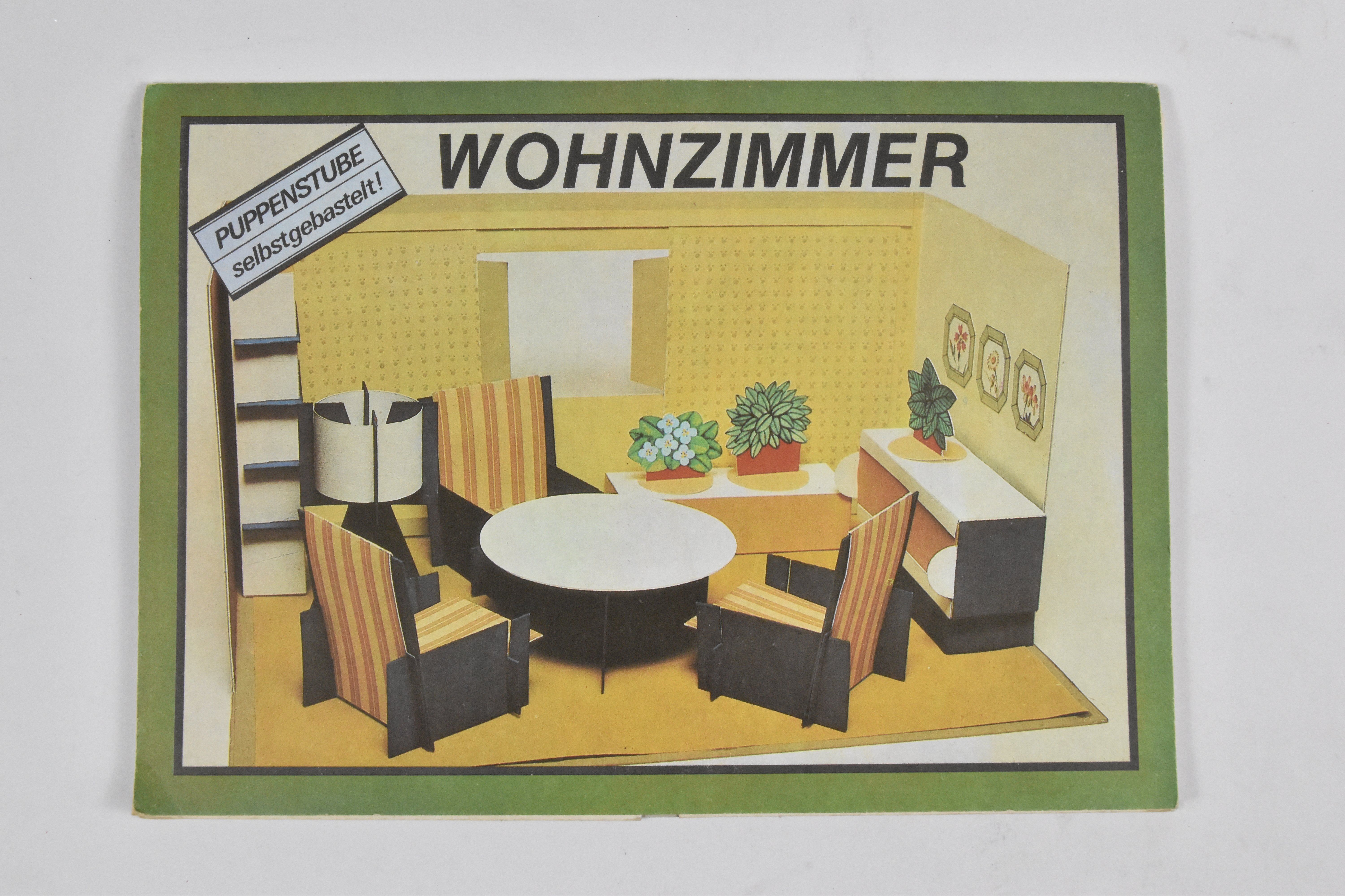 Puppenstube selbstgebastelt - Wohnzimmer (HEIMATWELTEN Zwönitz - Technisches Museum Papiermühle Niederzwönitz CC BY-NC-SA)