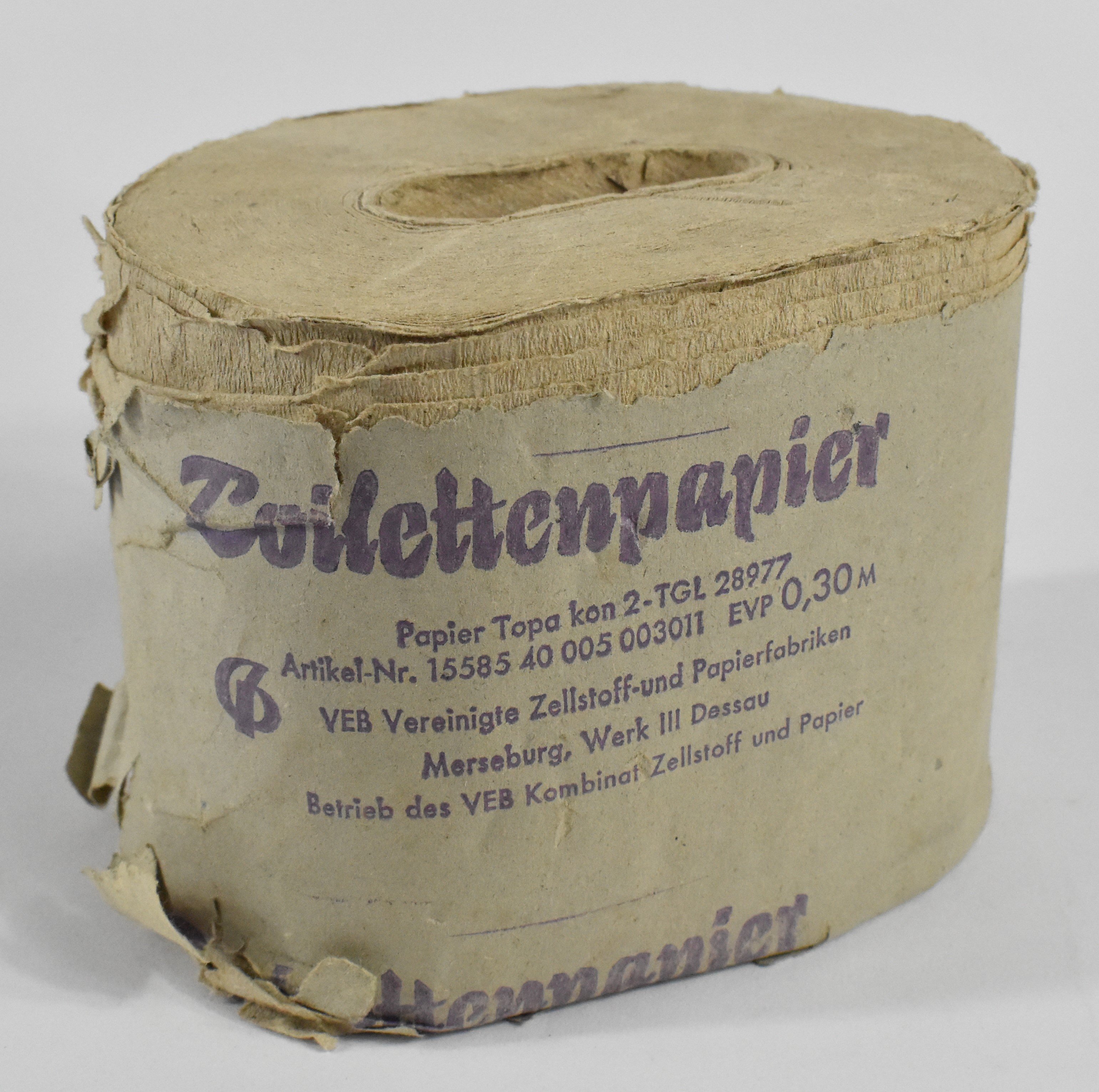 Eine Rolle DDR-Toilettenpapier aus Krepp (Heimatwelten Zwönitz CC BY-NC-SA)