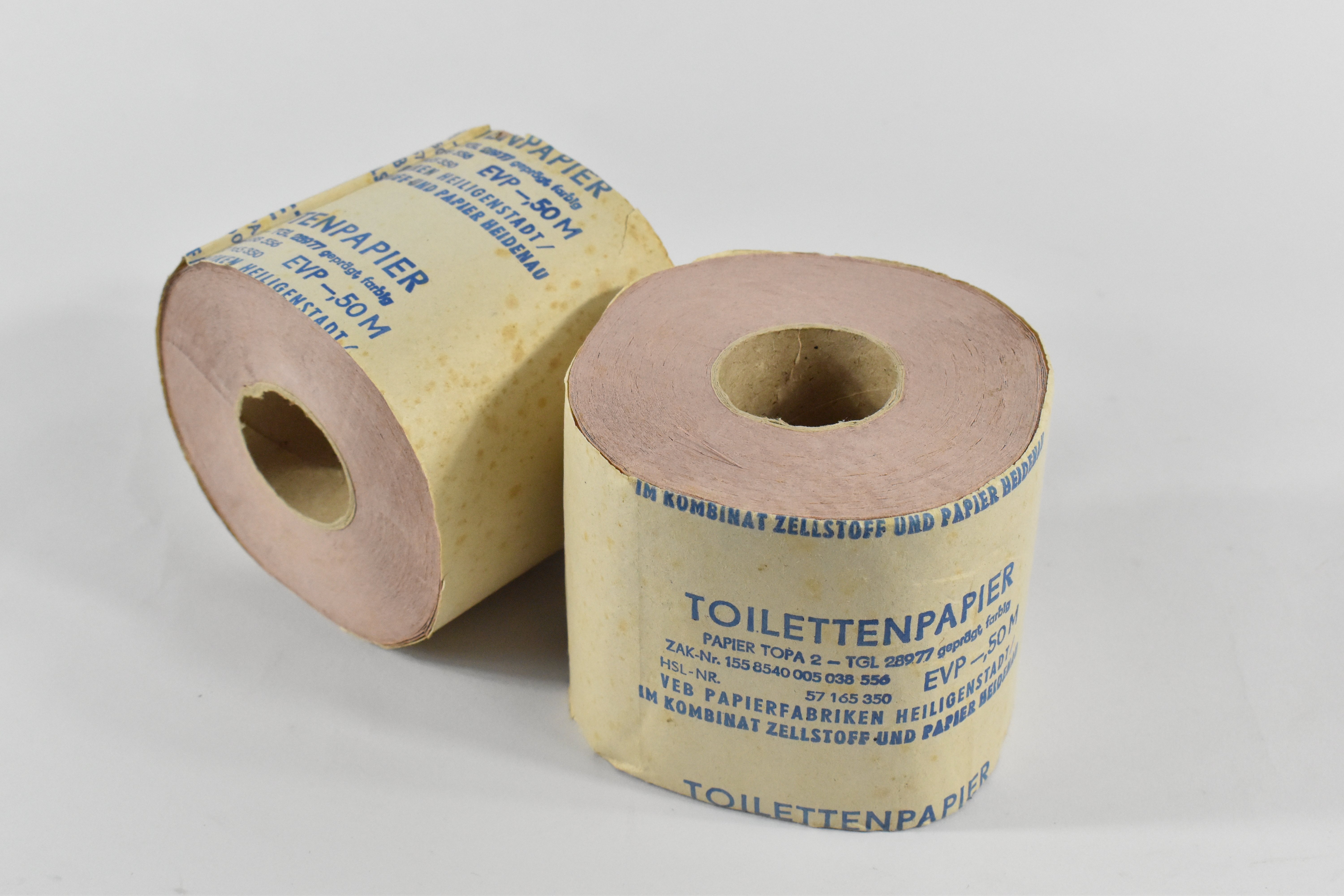 Zwei Rollen farbiges Toilettenpapier aus Krepp (Heimatwelten Zwönitz CC BY-NC-SA)