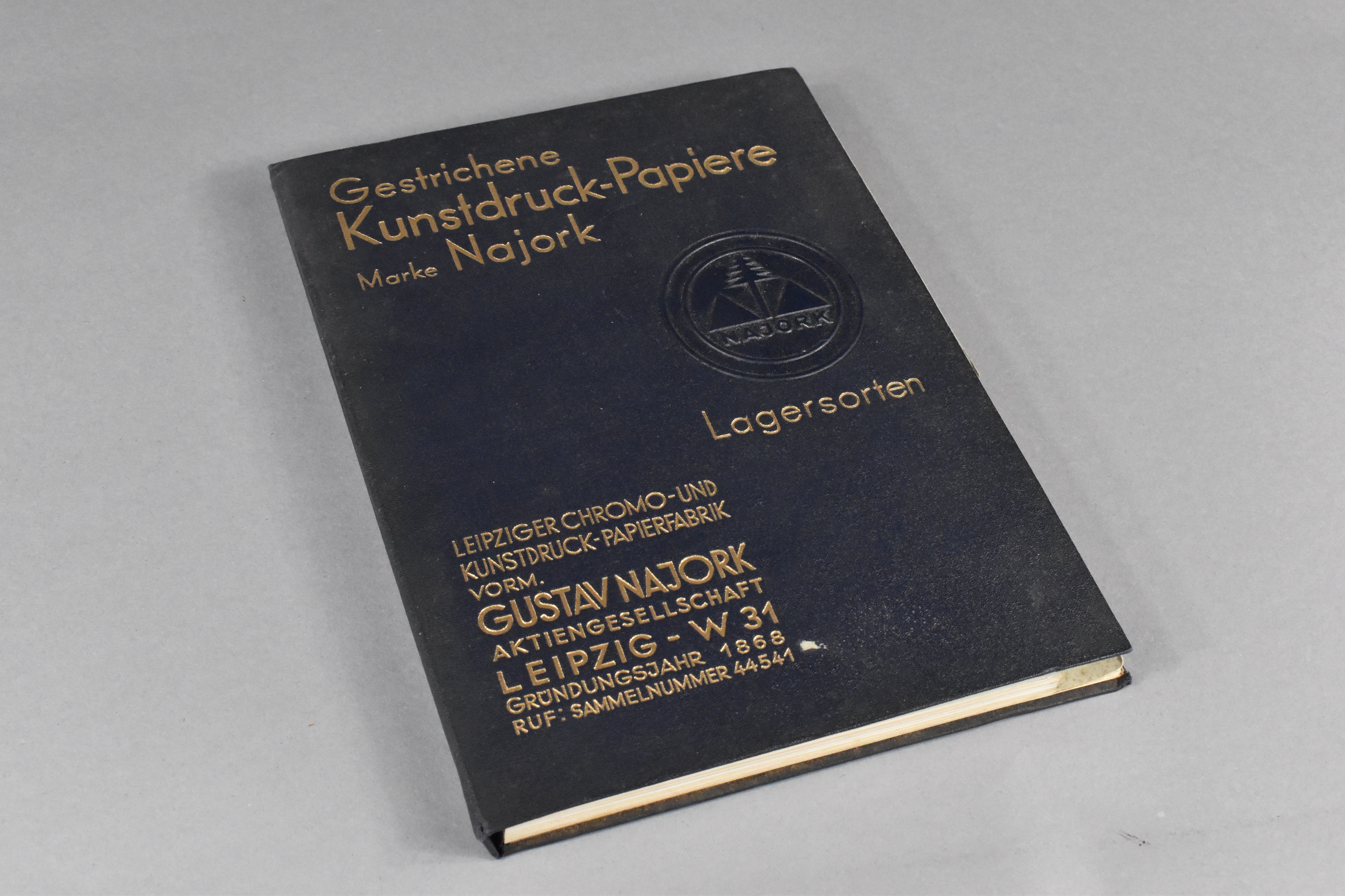 Musterbuch "Gestrichene Kunstdruck-Papiere Marke Najork, Lagersorten" (Heimatwelten Zwönitz CC BY-NC-SA)