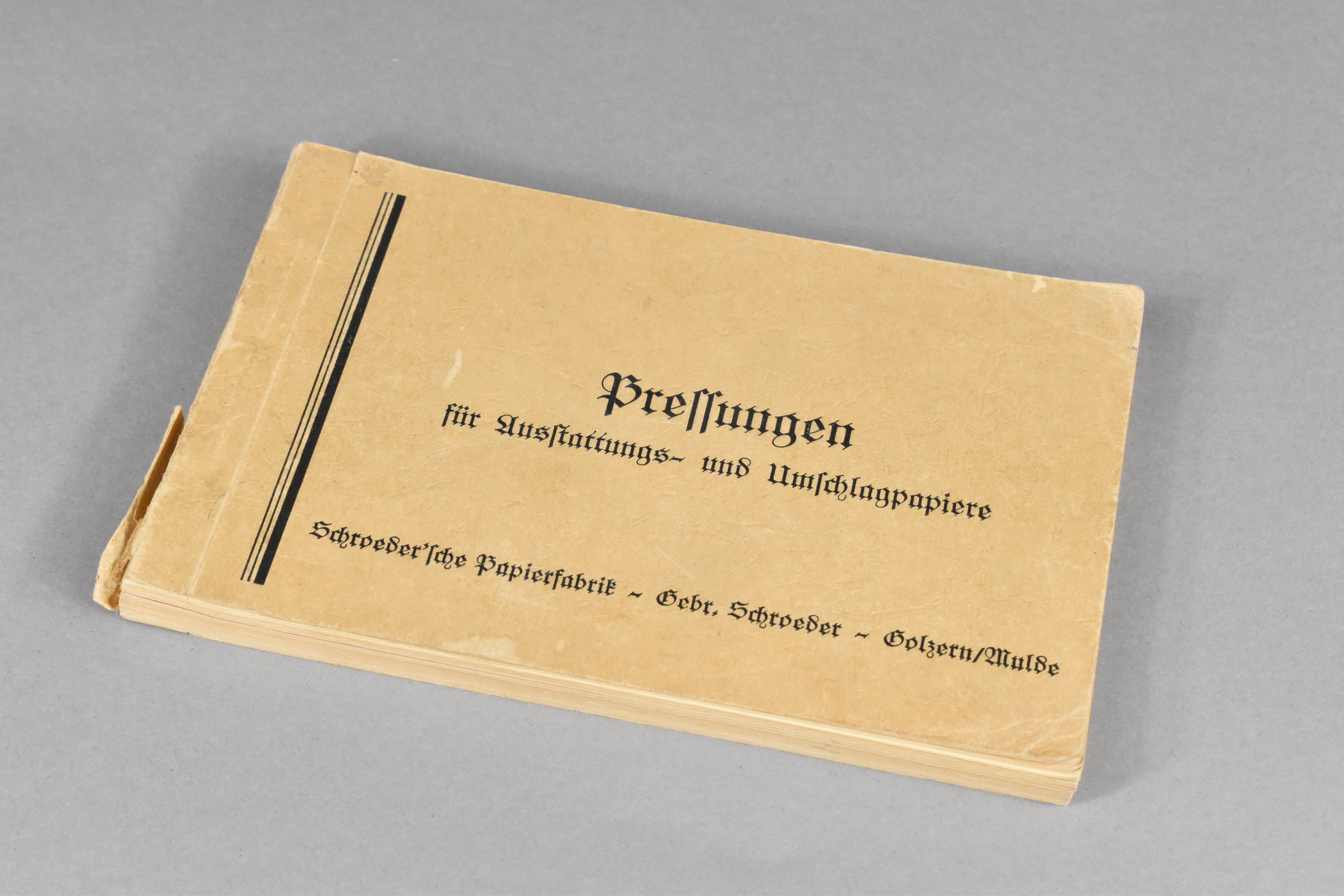 Musterbuch "Pressungen für Ausstattungs und Umschlagpapiere" (Heimatwelten Zwönitz CC BY-NC-SA)