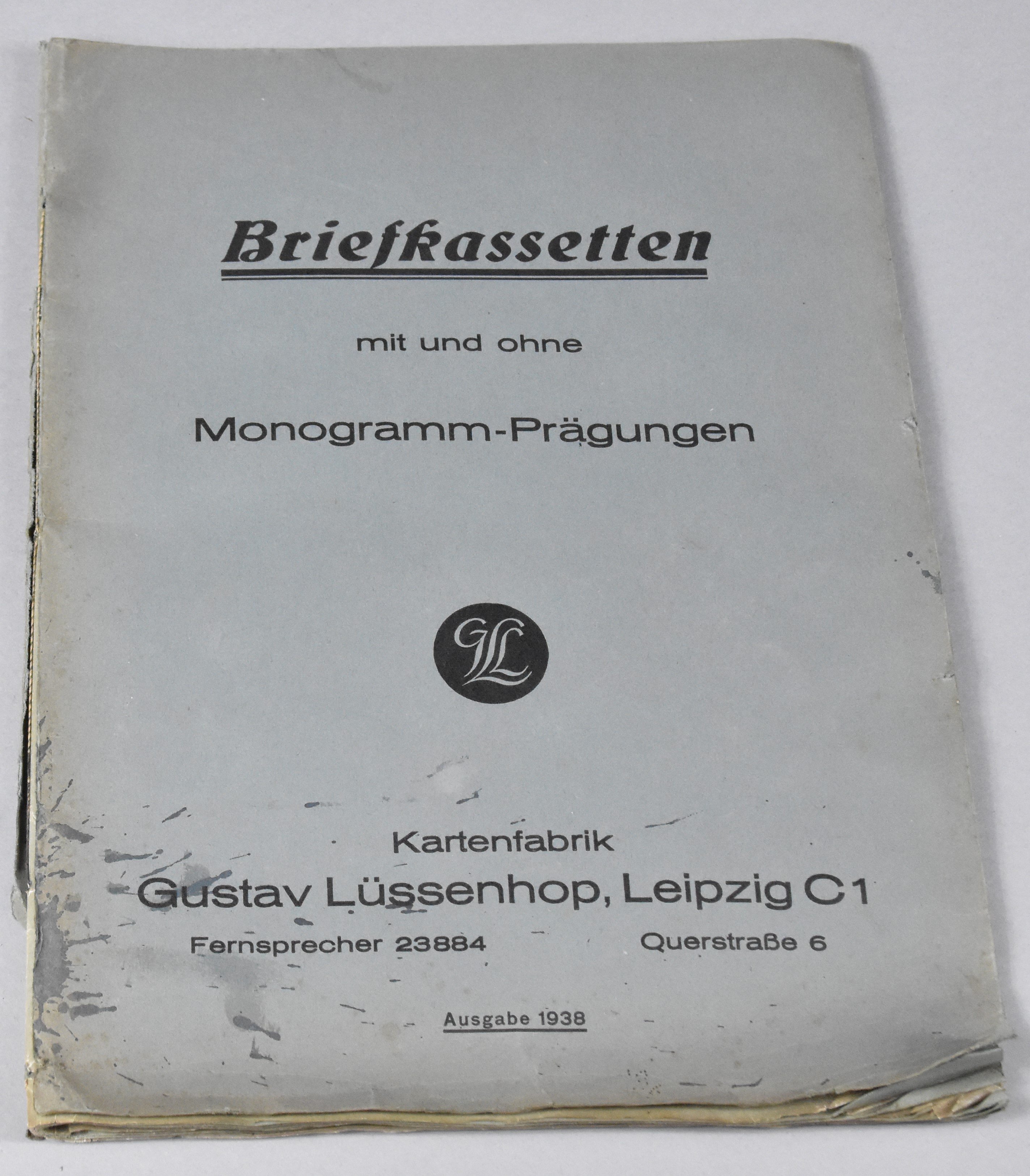 Musterbuch - Briefkassetten mit und ohne Monogramm-Prägung (Heimatwelten Zwönitz CC BY-NC-SA)