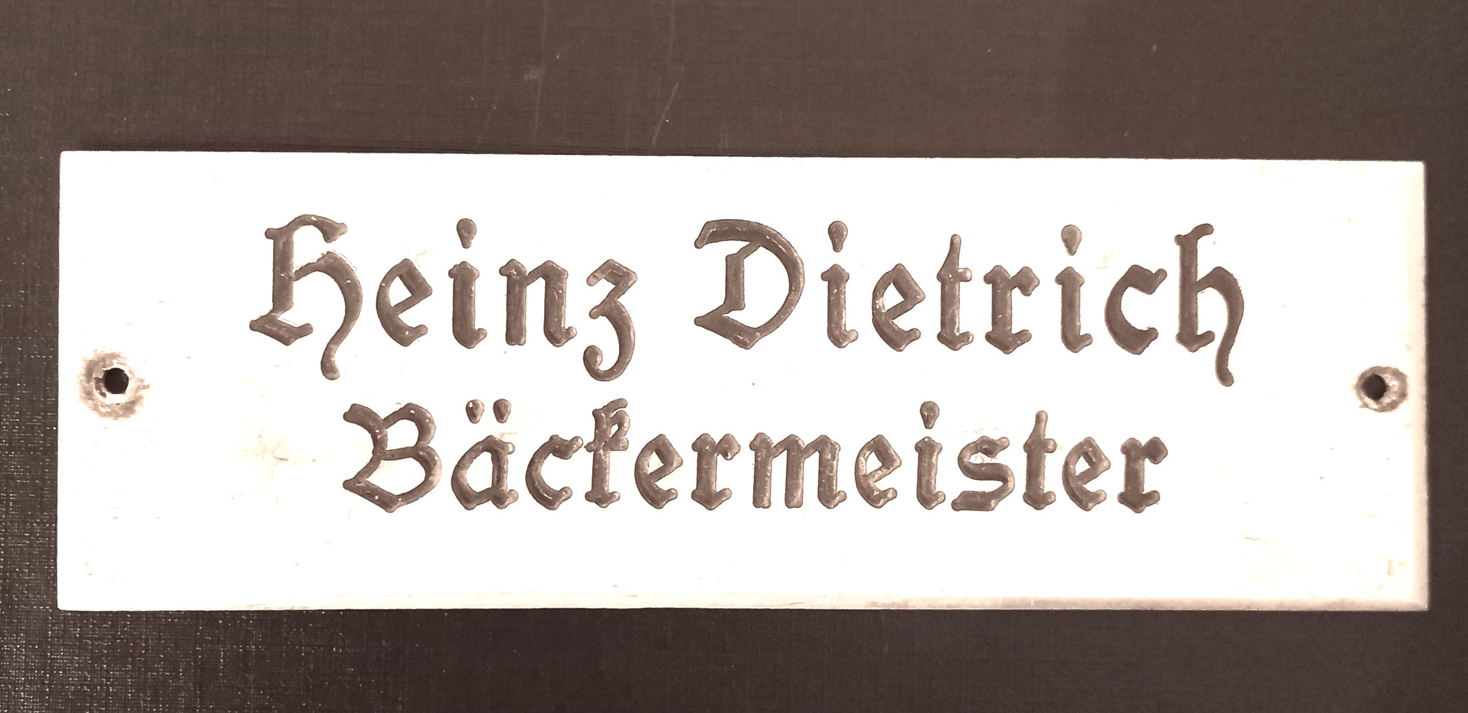 Türschild des Bäckermeisters Heinz Dietrich (Heimatverein Borsdorf CC BY-NC-SA)