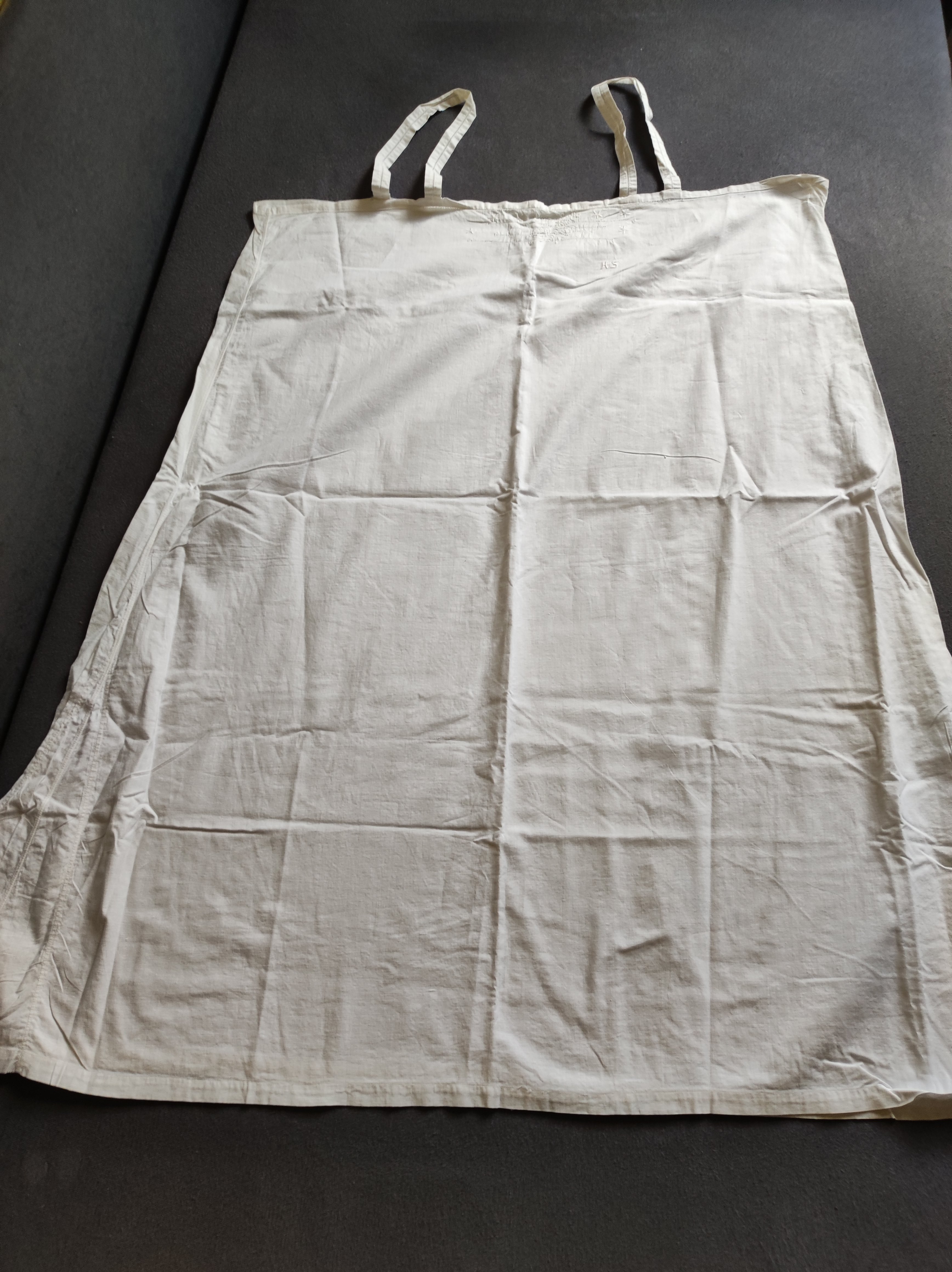 Einfaches weißes Damenunterkleid (Heimatverein Borsdorf CC BY-NC-SA)