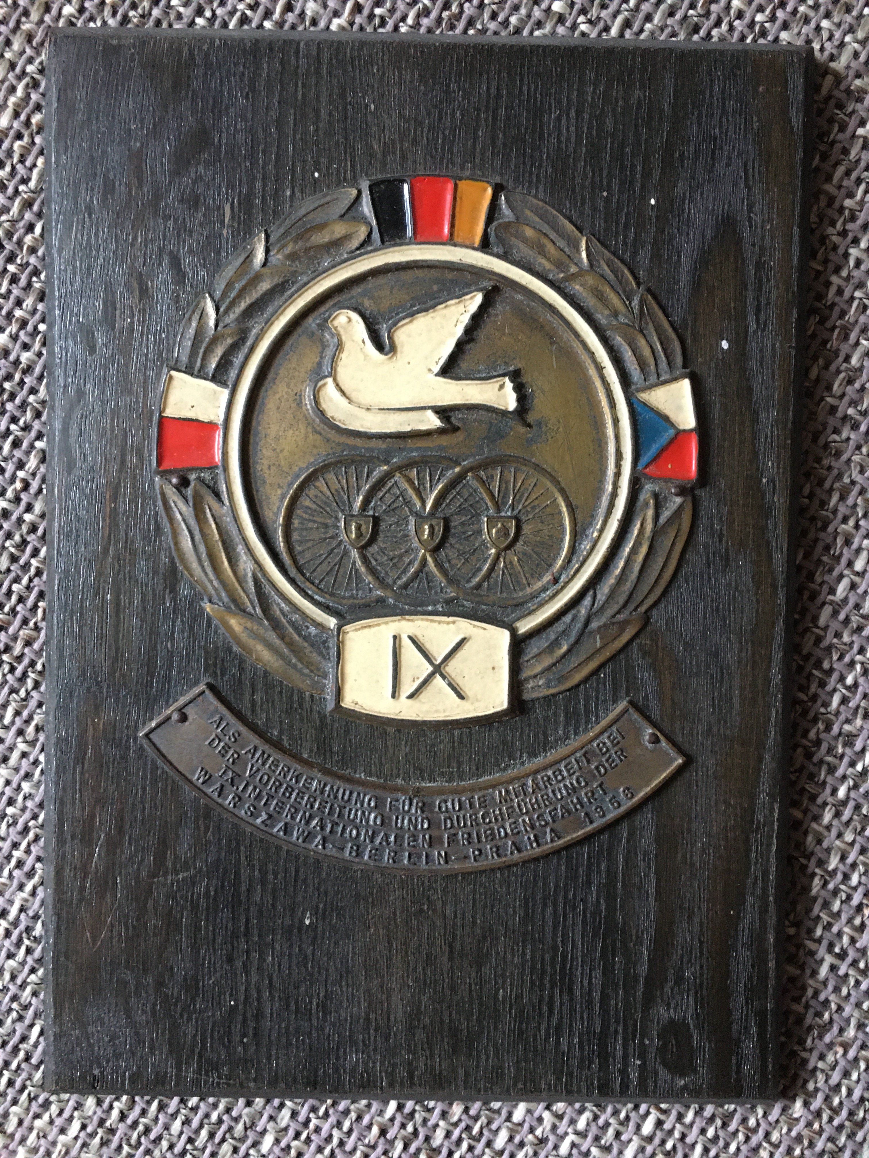 Holzbild mit Ehrenplakette (Heimatverein Borsdorf CC BY-NC-SA)