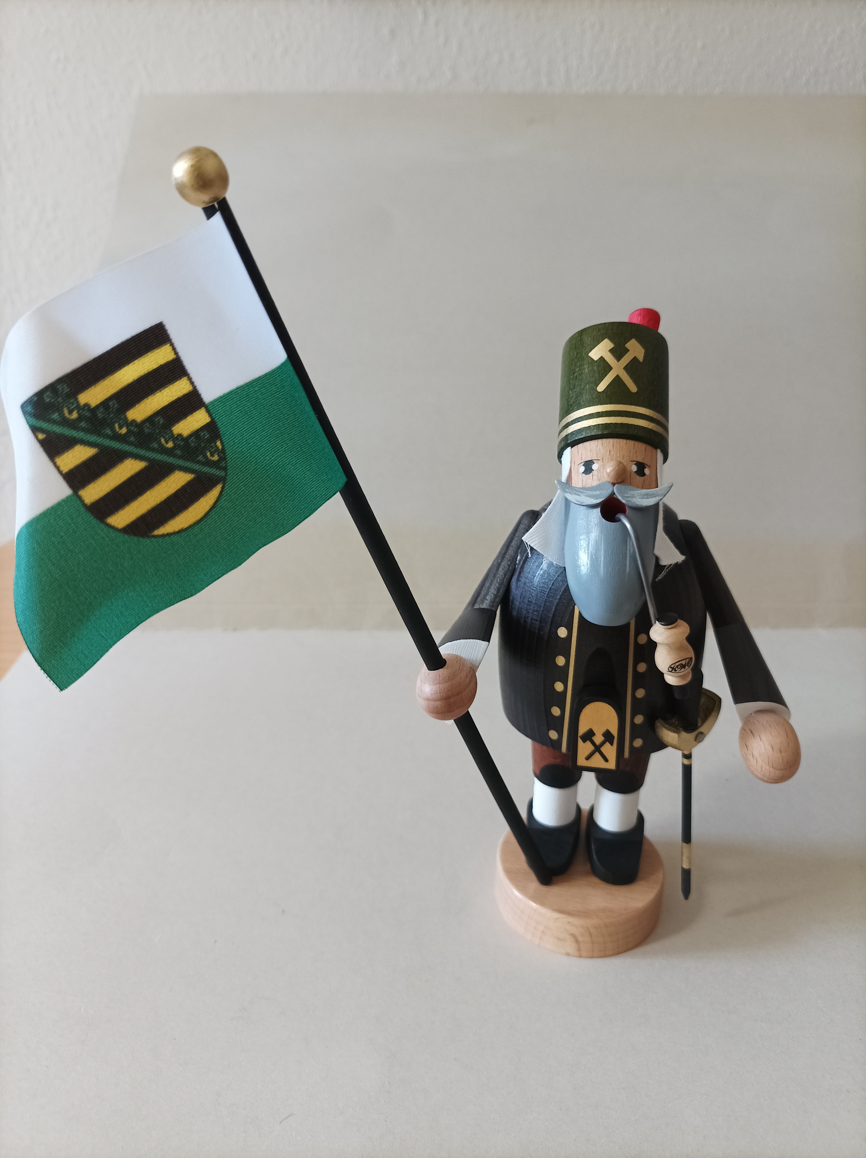 Bergmann mit Fahne KWO (Museum Olbernhau CC BY-NC-SA)