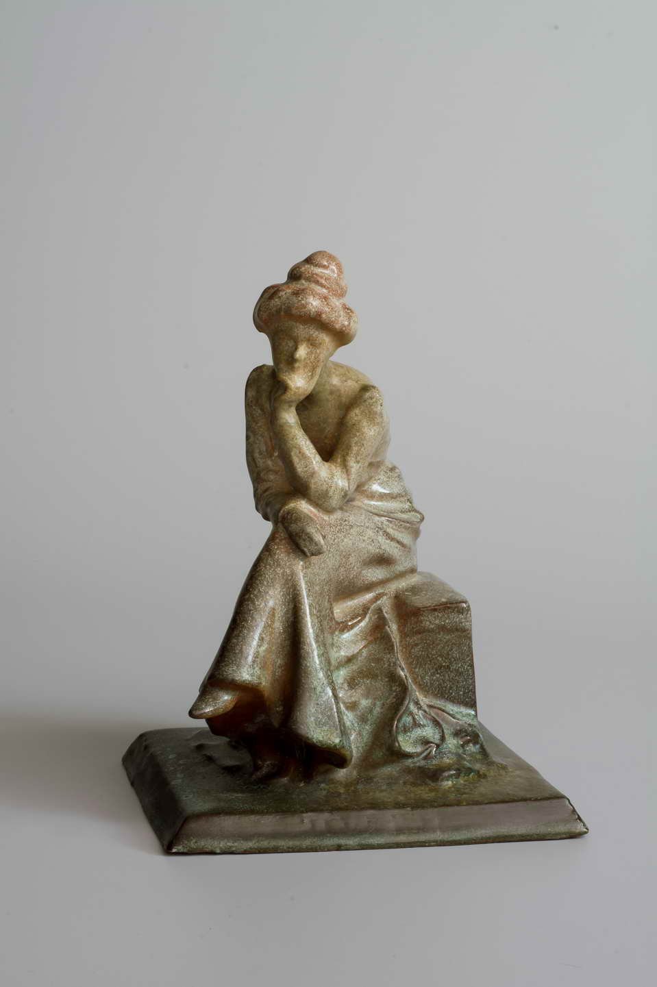 Kleine Plastik einer sitzenden Frau (Museum Bautzen – Muzej Budyšin CC BY-NC-SA)