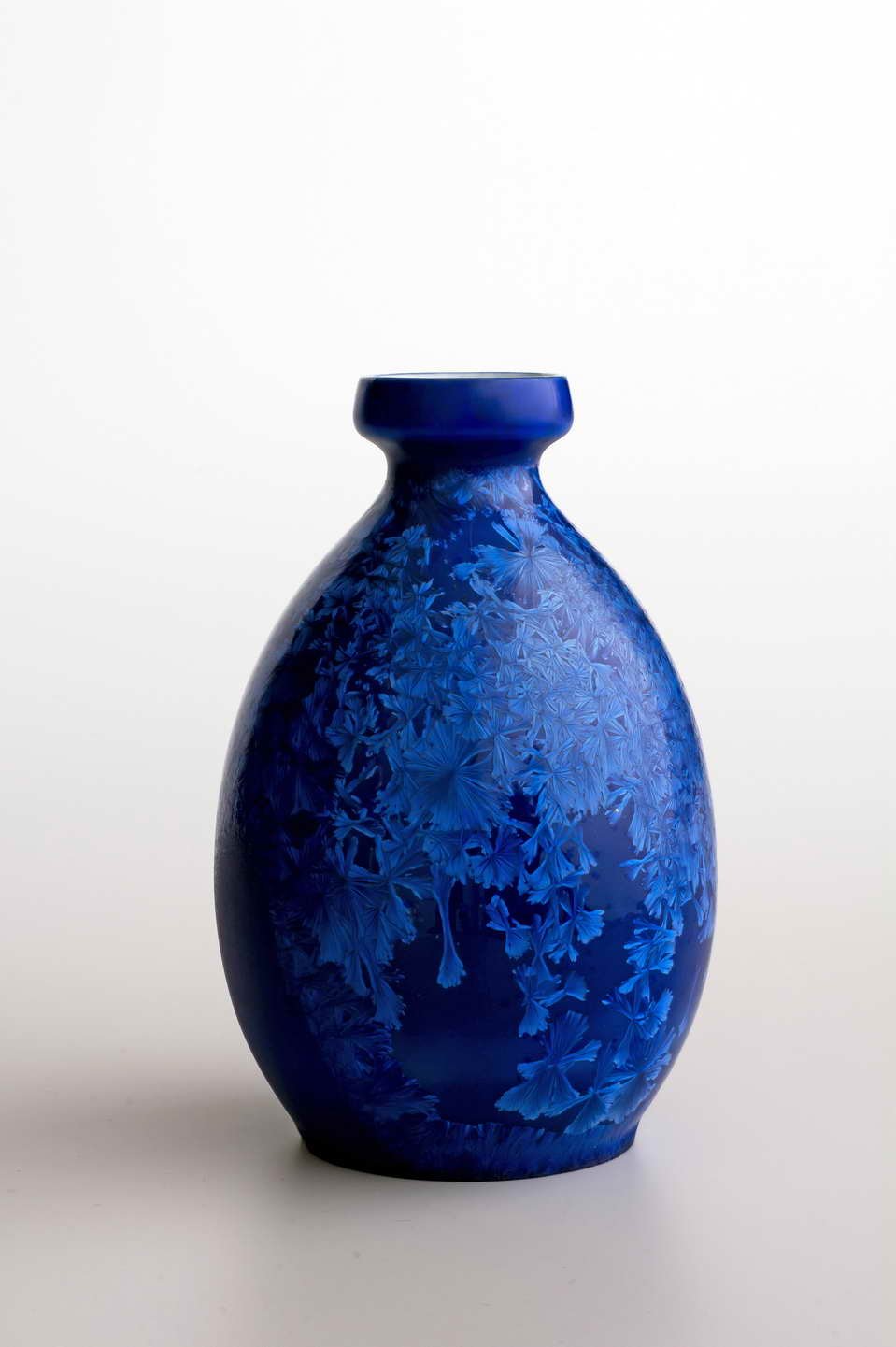 Kleine oval geformte Vase aus Porzellan (Museum Bautzen – Muzej Budyšin CC BY-NC-SA)