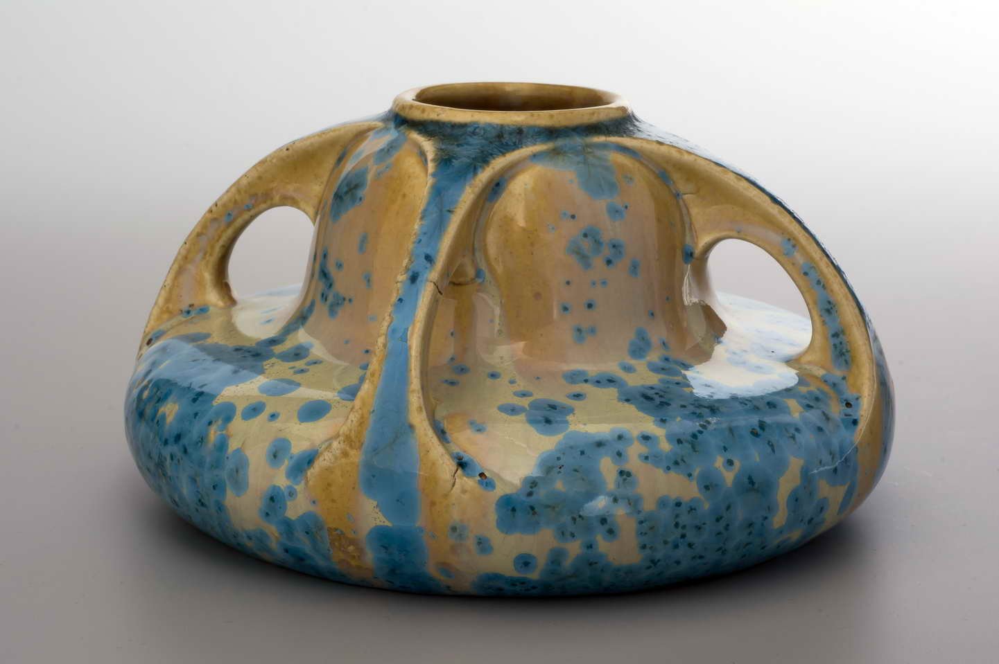 Vierhenkelige Vase aus hellem Scherben (Museum Bautzen – Muzej Budyšin CC BY-NC-SA)
