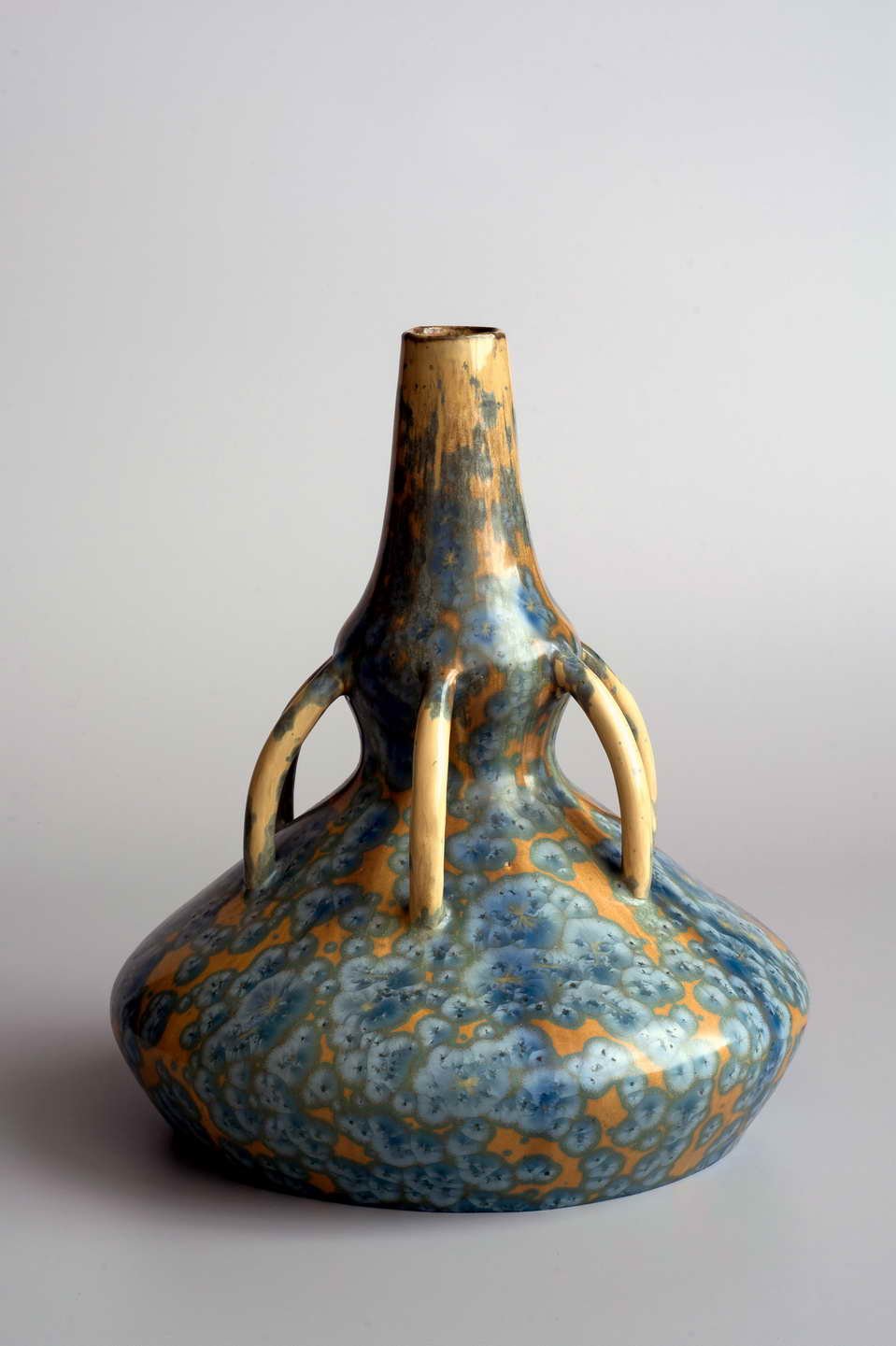 Handgearbeitete Vase mit grau-blauer und gelber Kristallglasur (Museum Bautzen – Muzej Budyšin CC BY-NC-SA)