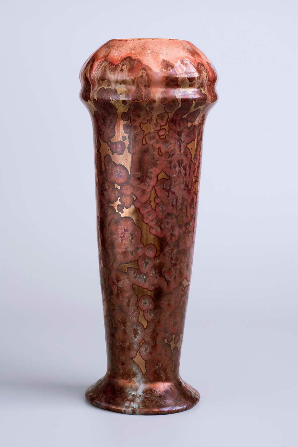 Handgeformte Vase mit kupferfarbener Lüstergasur (Museum Bautzen – Muzej Budyšin CC BY-NC-SA)