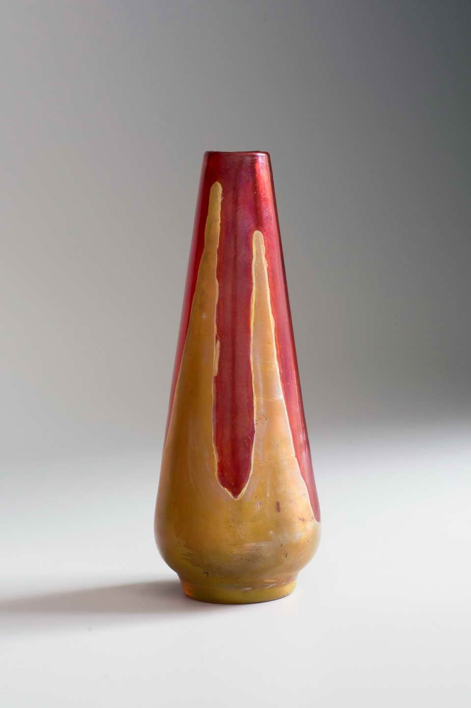 Schmale hohe Vase mit kurzem Standring (Museum Bautzen – Muzej Budyšin CC BY-NC-SA)