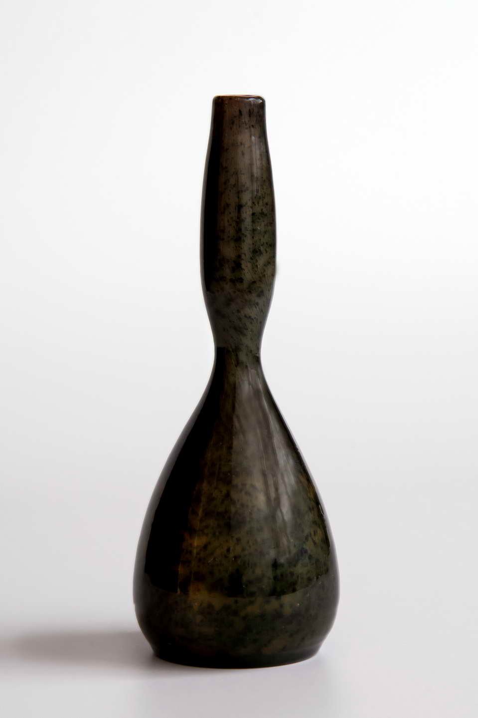Schmale Vase aus mundgeblasenem Glas (Museum Bautzen – Muzej Budyšin CC BY-NC-SA)