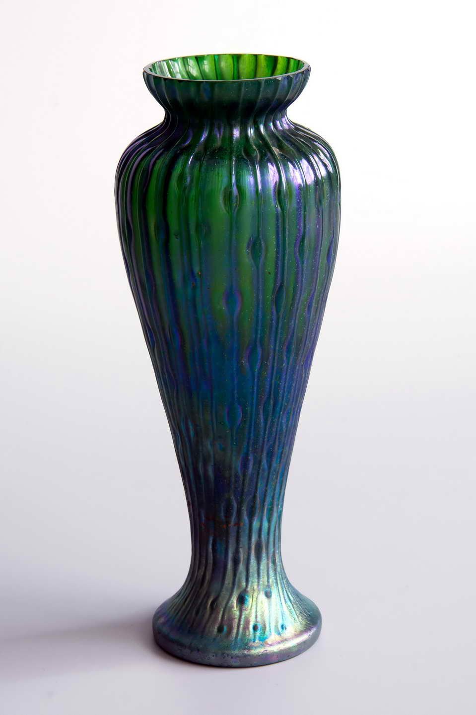 Hohe Vase aus flaschengrünem Glas mit Fadenauflage (Museum Bautzen – Muzej Budyšin CC BY-NC-SA)