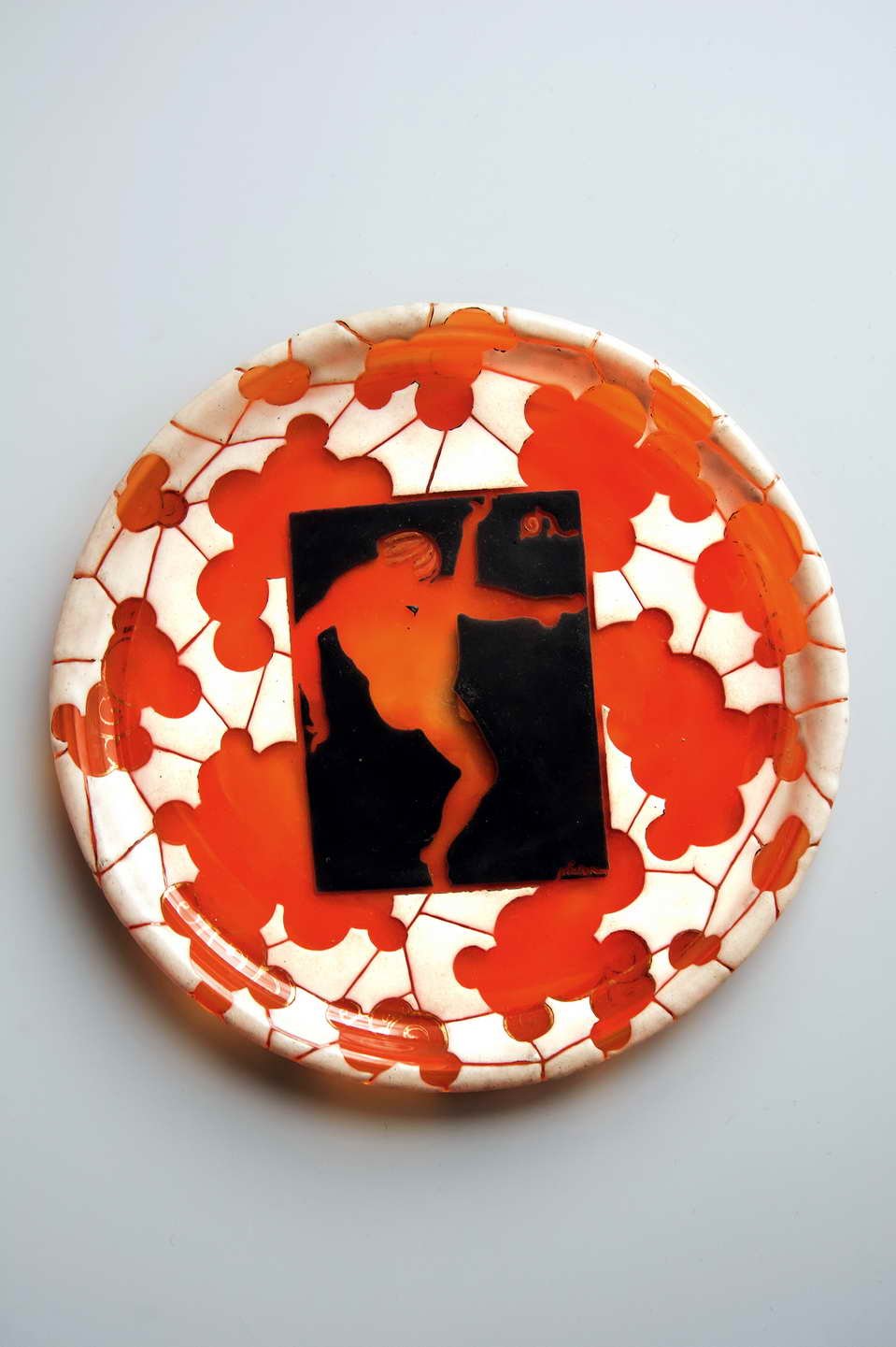 Zierteller aus Klarglas mit orangener Oberfläche (Museum Bautzen – Muzej Budyšin CC BY-NC-SA)