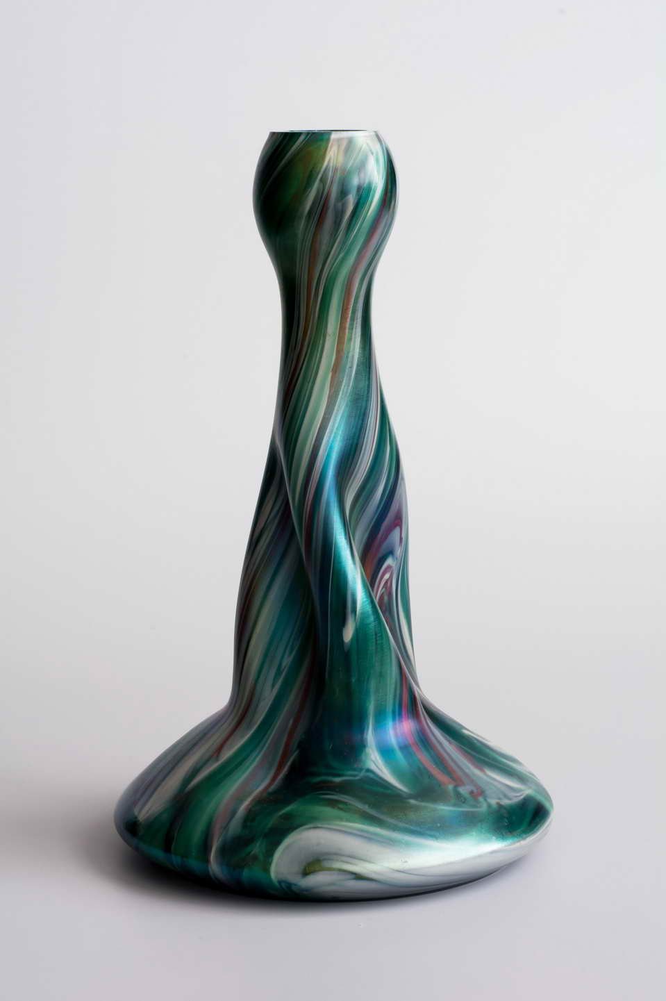 Flachbauchige Vase mit gekniffenem und gedrehtem Hals (Museum Bautzen – Muzej Budyšin CC BY-NC-SA)
