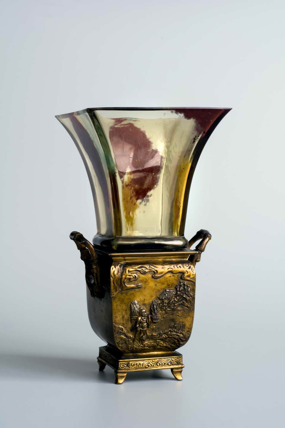 Vase aus Klarglas mit farbigen Pulverauflagen (Museum Bautzen – Muzej Budyšin CC BY-NC-SA)