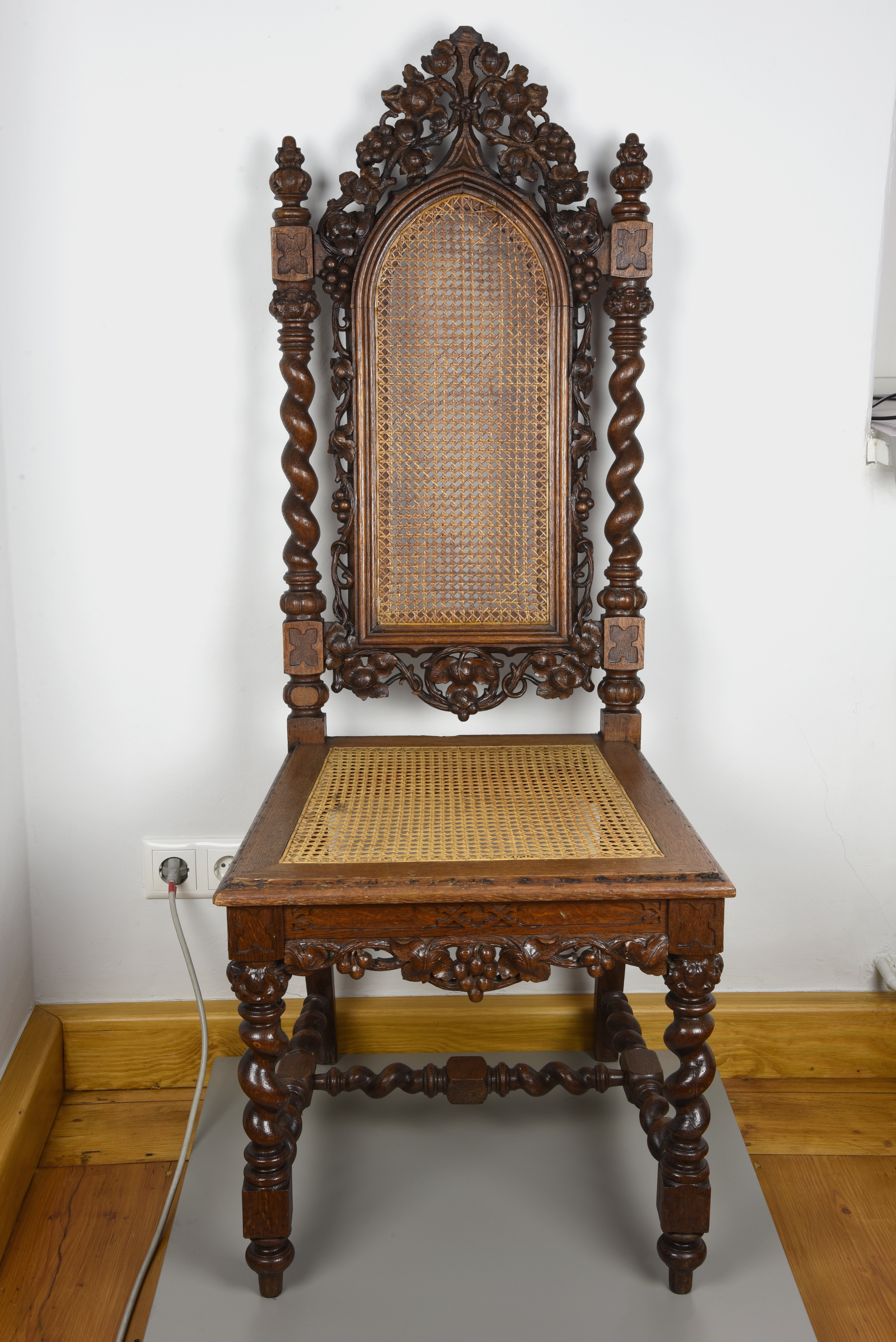 Stuhl mit Rohrgeflecht (Heimatmuseum Radeburg, Heinrich-Zille-Kabinett CC BY-NC-SA)