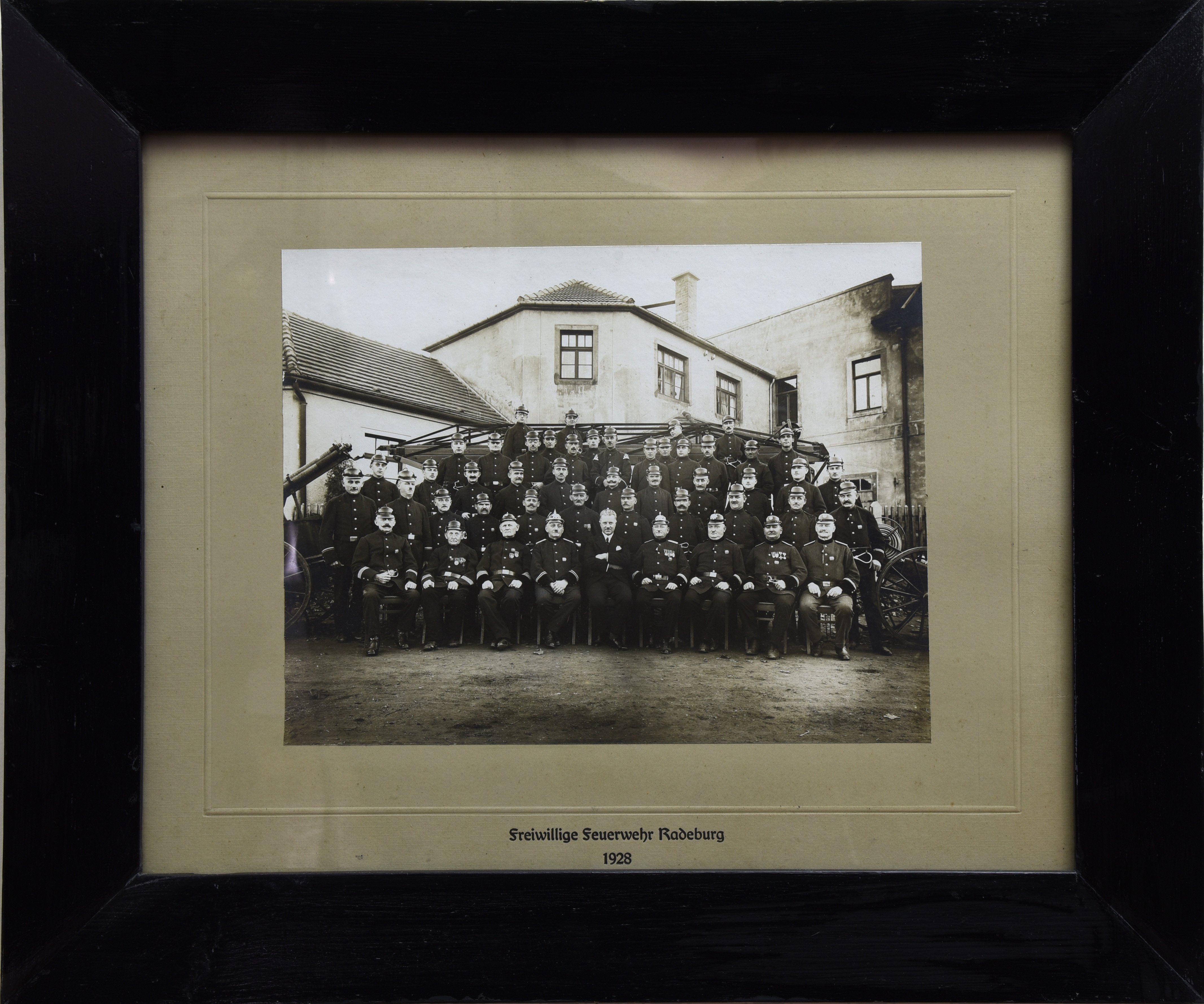 Gruppenfotog der Freiwilligen Feuerwehr Radeburg (Heimatmuseum Radeburg, Heinrich-Zille-Kabinett CC BY-NC-SA)