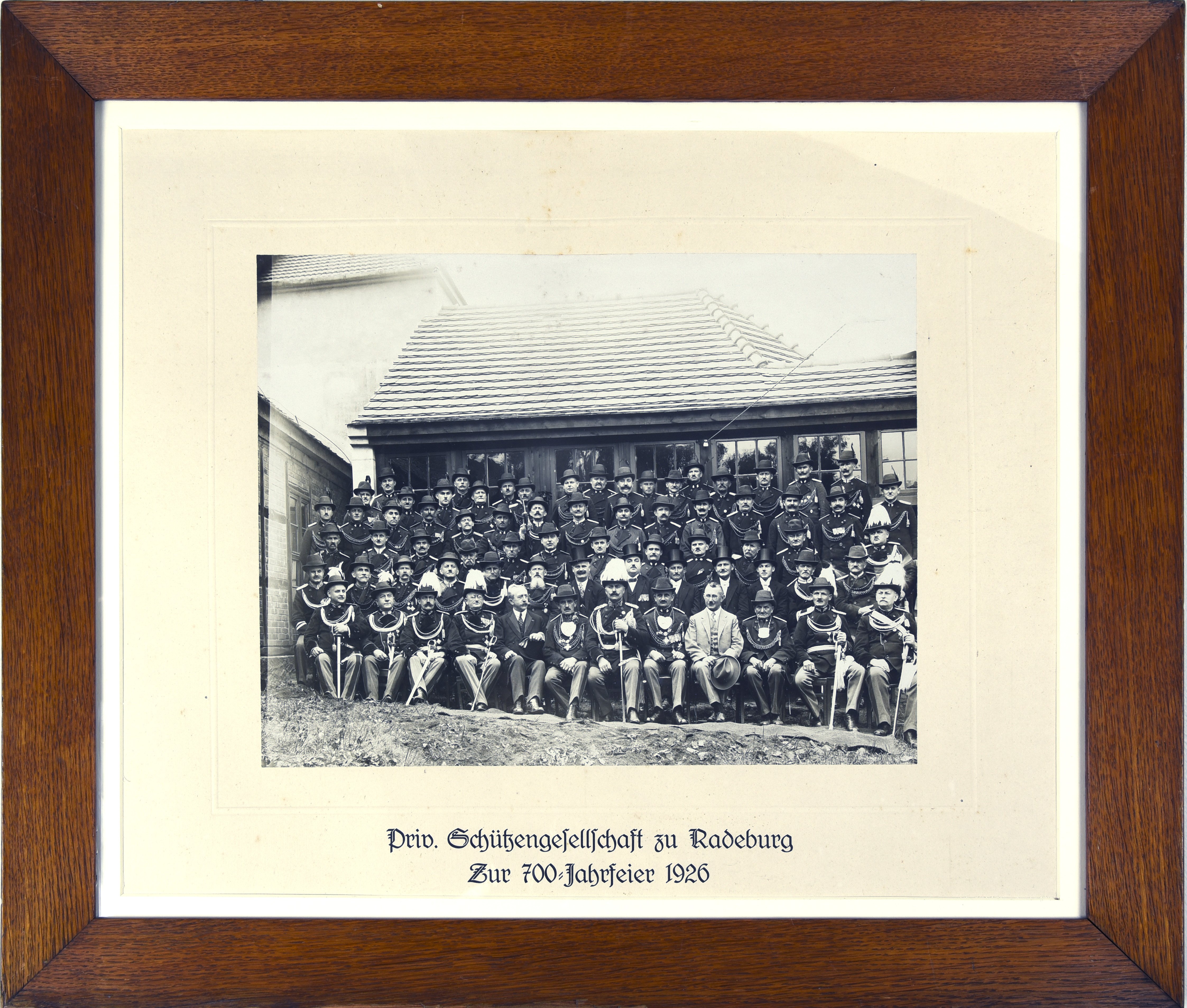 "Priv. Schützengesellschaft zu Radeburg. Zur 700-Jahrfeier 1926" (Heimatmuseum Radeburg, Heinrich-Zille-Kabinett CC BY-NC-SA)