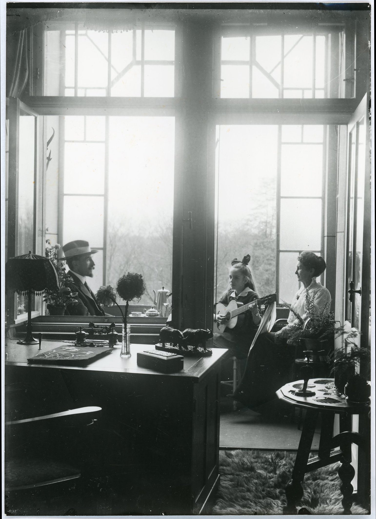 Herman H. ter Meer, mit Ehefrau Lily und Tochter Edith auf dem Balkon des Arbeitszimmers (Naturkundemuseum Leipzig CC BY-NC-SA)