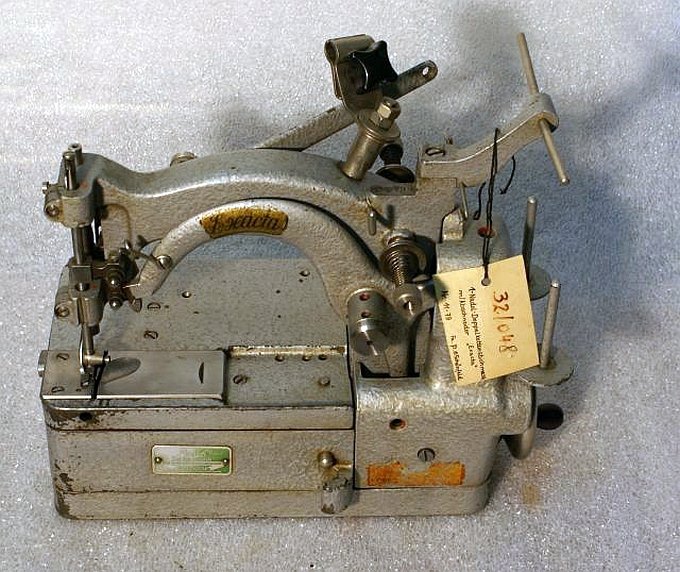 Einnadel-Doppelkettenstichnähmaschine (Museen der Stadt Limbach-Oberfrohna Esche-Museum CC BY-NC-SA)