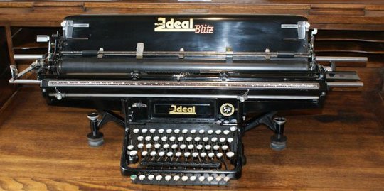 Fa. Seidel & Naumann, Schreibmaschine Ideal Blitz mit Breitwagen, Masch.-Nr. 977763 B, Modell D, funktionsfähig. (Museen der Stadt Limbach-Oberfrohna Esche-Museum CC BY-NC-SA)