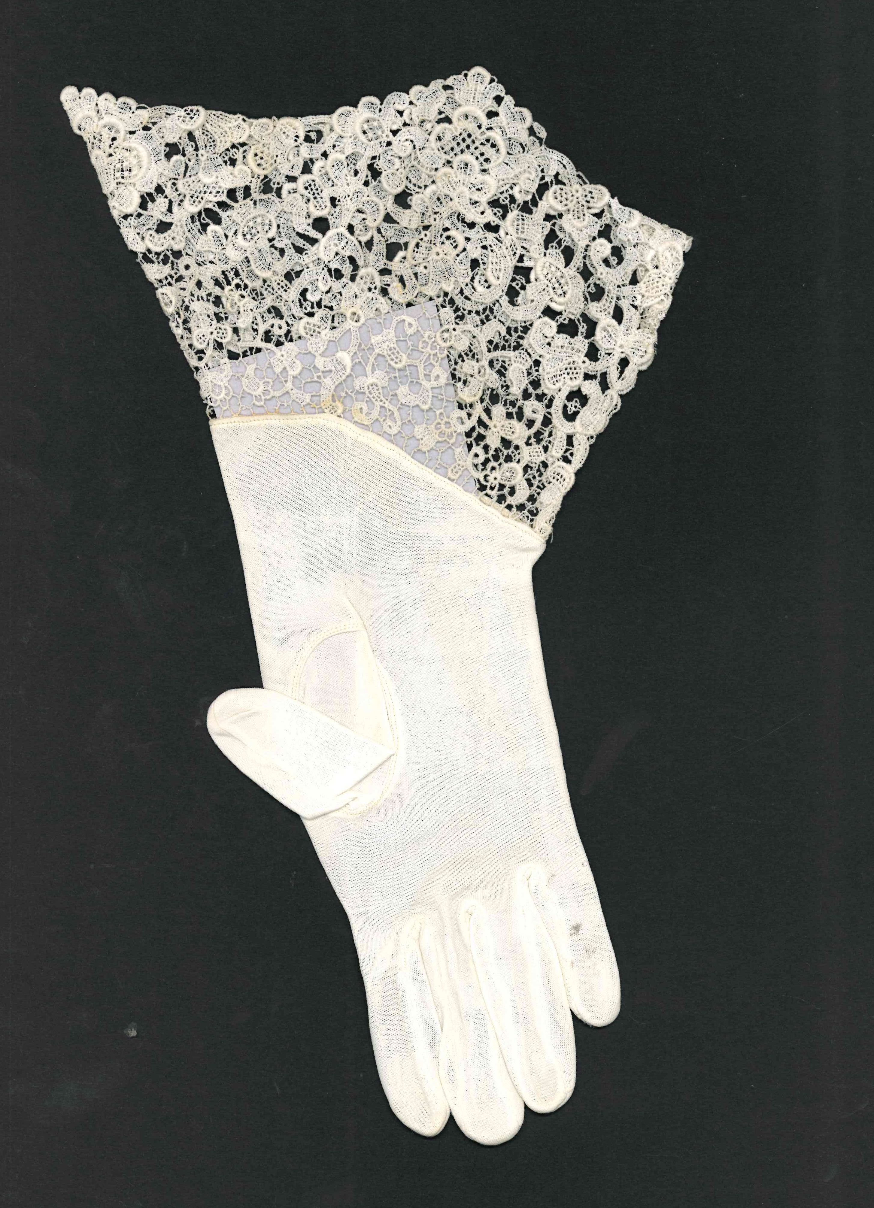 Damen-Handschuh; Kunstseide elfenbein, Manschette ausgestellt in Plauener Spitze Ton in Ton gefertigt, Schlupfform, 1 Paar (Museen der Stadt Limbach-Oberfrohna Esche-Museum CC BY-NC-SA)