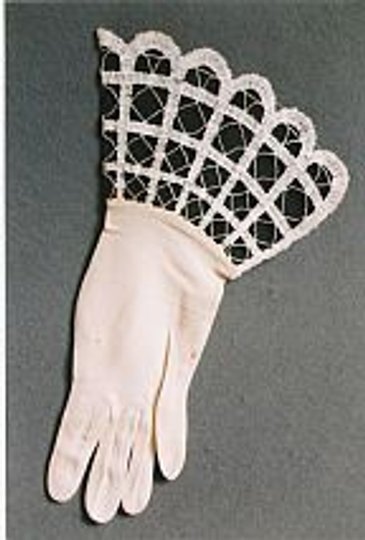 Damen-Handschuh, Kunstseide elfenbein, Manschette ausgestellt in Klöppelspitzencharakter Ton in Ton gefertigt, o.A. in Bogenform (Museen der Stadt Limbach-Oberfrohna Esche-Museum CC BY-NC-SA)
