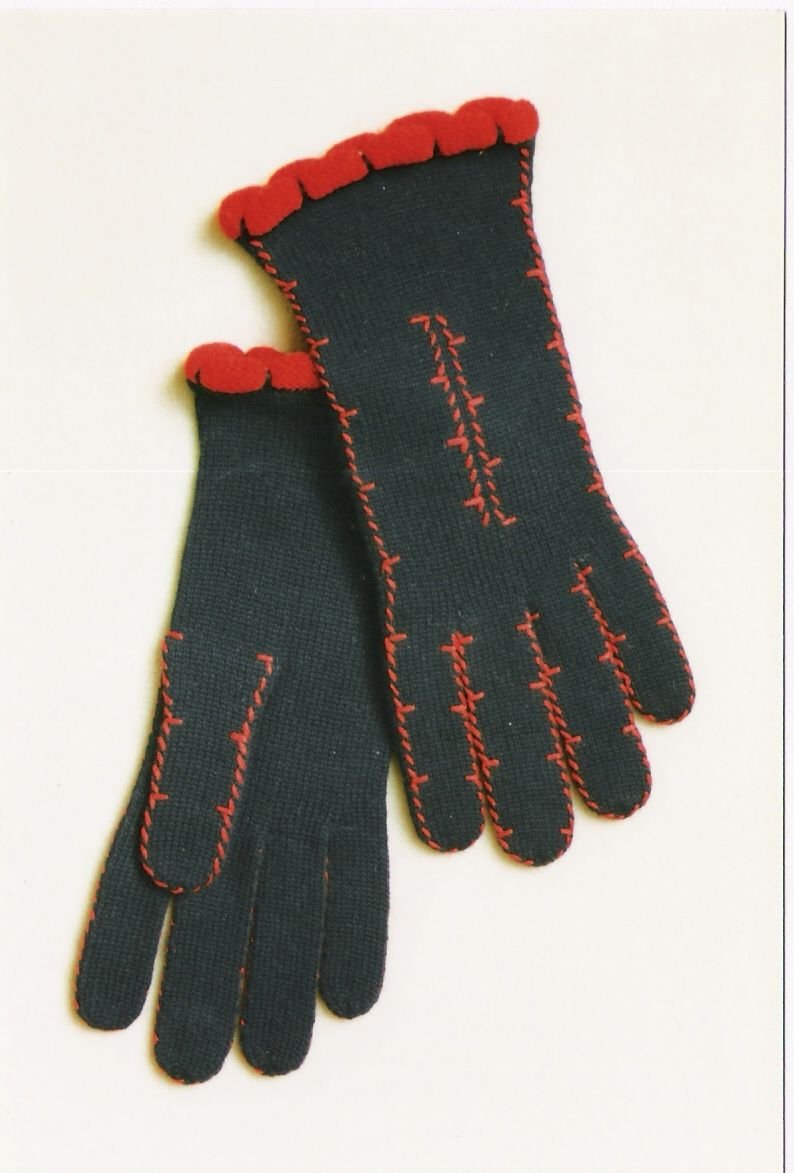 Damen-Handschuhe; marineblau, Strickhandschuhe mit roten Ziernähten, vermutlich in Handarbeit eingef.,o.A.m.rotem Rollband eingef.,Schlupfform (Museen der Stadt Limbach-Oberfrohna Esche-Museum CC BY-NC-SA)