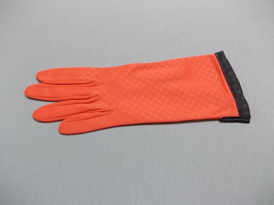 Damen-Handschuhe, Kettengewirke, geprägt, rot schmale schwarze Blende am oberen Abschluß. Schlupfform (1 Stck) (Museen der Stadt Limbach-Oberfrohna Esche-Museum CC BY-NC-SA)