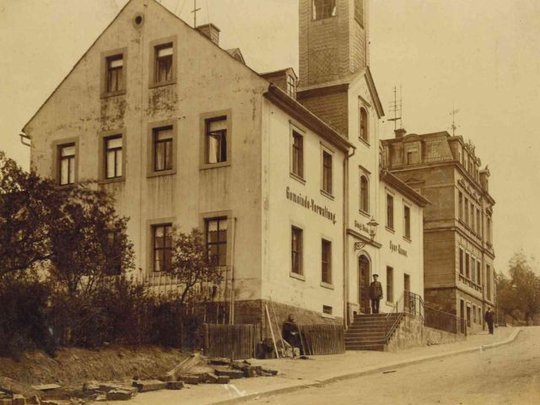 Gemeindeamt Oberfohna um 1914 (1852 als Schule auf dem "Mühlberg" erbaut) 1950 wurde die Gemeinde Limbach mit Oberfohna zusammen gelegt. Ab da Limbach-Ober (Museen der Stadt Limbach-Oberfrohna Esche-Museum CC BY-NC-SA)
