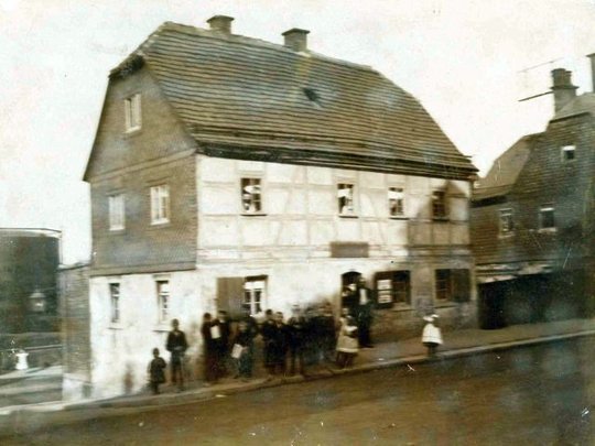 Armenhaus in der Albertstr. 10 (war das 1. Krankenhaus) Durchgang zur Frohnaer Str. mit Blickrichtung Gasanstalt.
In Limbach konnten bereits um 1760 krank (Museen der Stadt Limbach-Oberfrohna Esche-Museum CC BY-NC-SA)