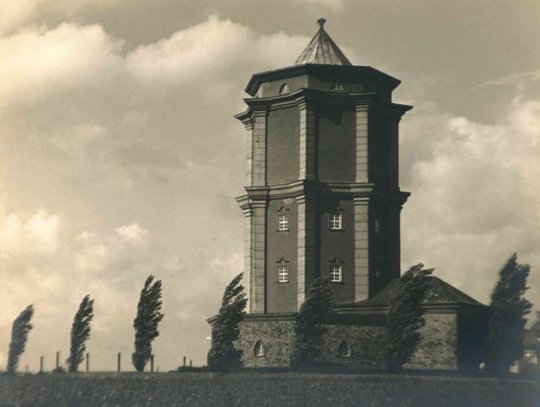 Ansicht Wasserturm um 1937 in Limbach/Sa. Bis heute ist der 1926/27 nach einem Entwurf des Limbacher Oberstadtbaumeisters Haupt am Marktsteig gebaute Wasse (Museen der Stadt Limbach-Oberfrohna Esche-Museum CC BY-NC-SA)