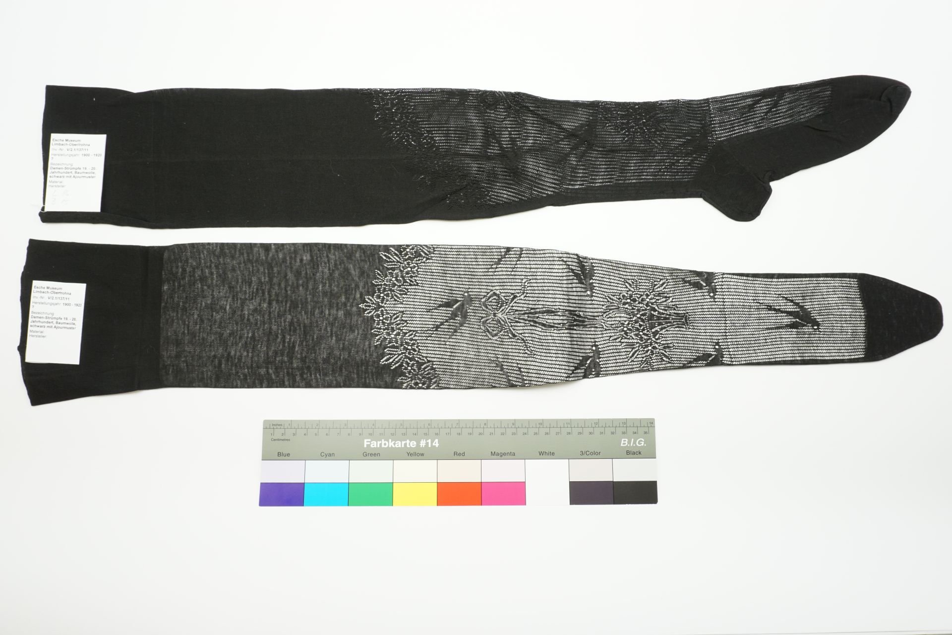 Damen-Strümpfe 19. - 20. Jahrhundert, Baumwolle, schwarz mit Ajourmuster (Museen der Stadt Limbach-Oberfrohna Esche-Museum CC BY-NC-SA)