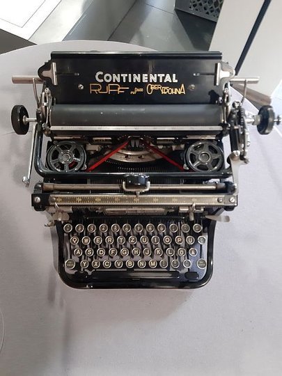Schreibmaschine Continental mit Gebrauchsanweisung, Vertrieb durch Firma Rupf Oberfrohna. (Museen der Stadt Limbach-Oberfrohna Esche-Museum CC BY-NC-SA)