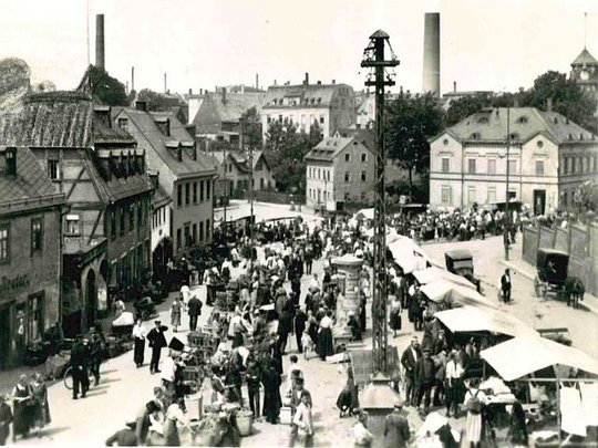 Limbacher Wochenmarkt um 1933. Rechts im Hintergrund Lebensmittel Schröer. Kopie (Museen der Stadt Limbach-Oberfrohna Esche-Museum CC BY-NC-SA)
