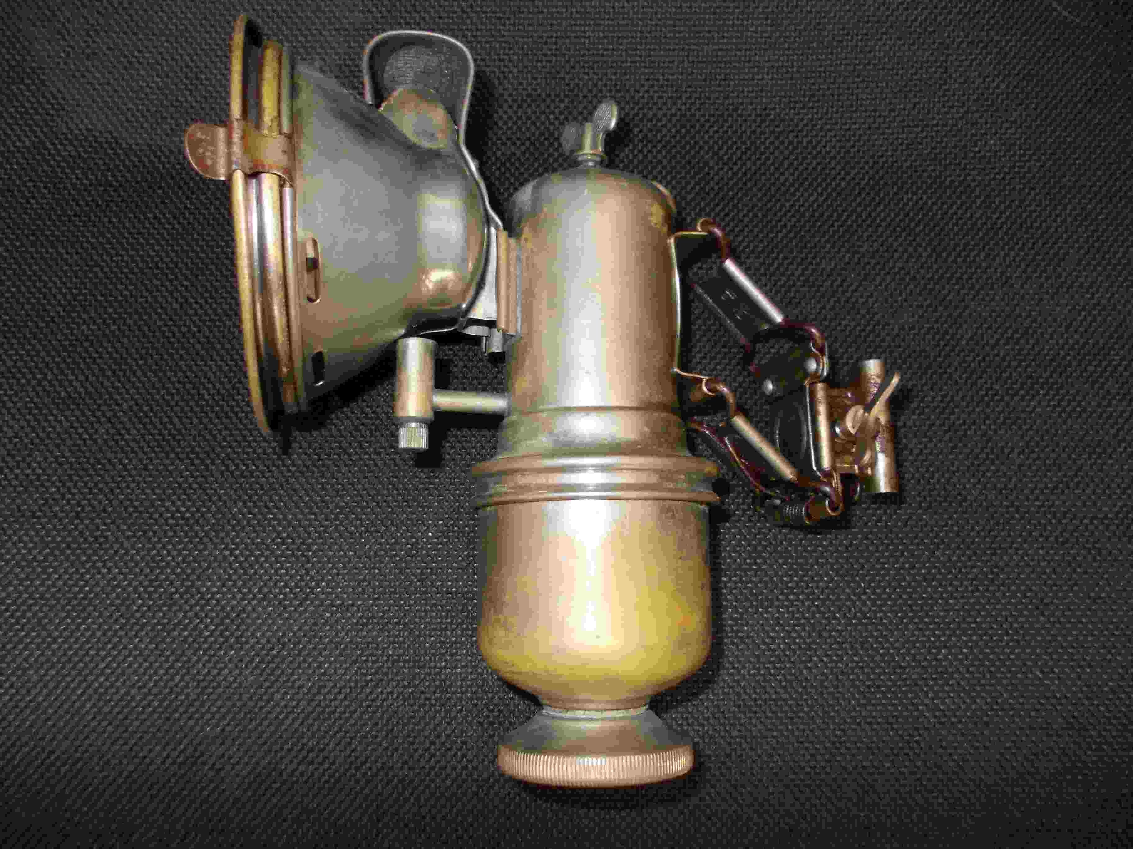 Fahrradlampen gibt es seit dem späten 19. Jahrhundert. Karbidlampe von der Firma Riemann. Licht entstand durch die Verbrennung des Gases Ethin/Acetylen, we (Museen der Stadt Limbach-Oberfrohna Esche-Museum CC BY-NC-SA)