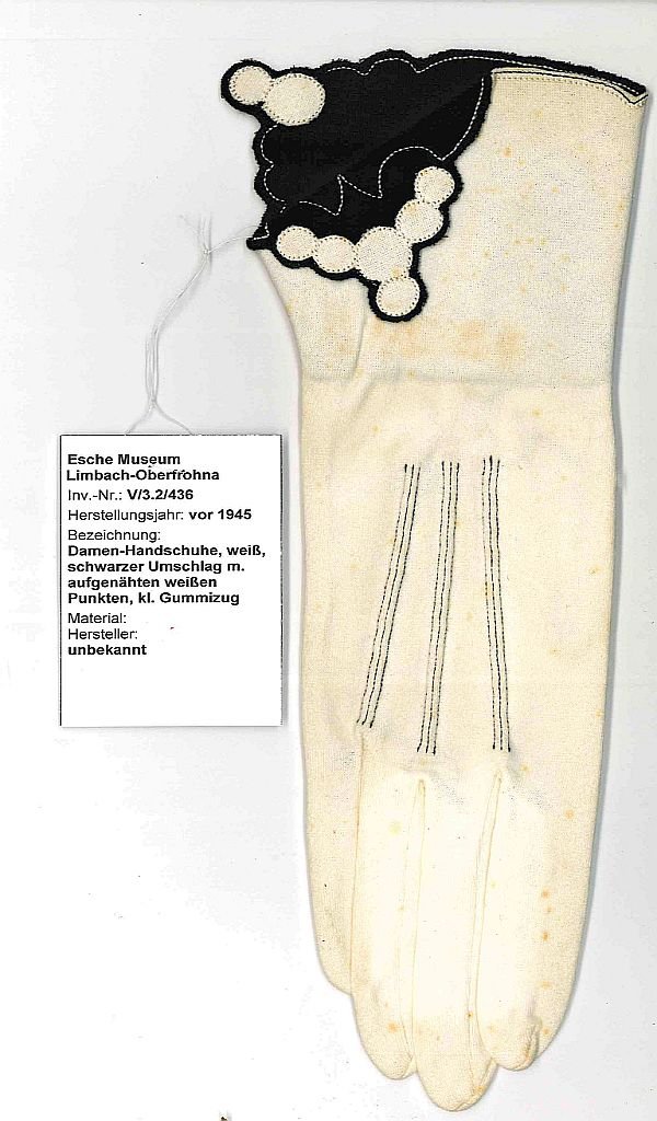 Damen-Handschuhe, weiß, schwarzer Umschlag mit aufgenähten weißen Punkten, kleiner Gummizug. (Museen der Stadt Limbach-Oberfrohna Esche-Museum CC BY-NC-SA)