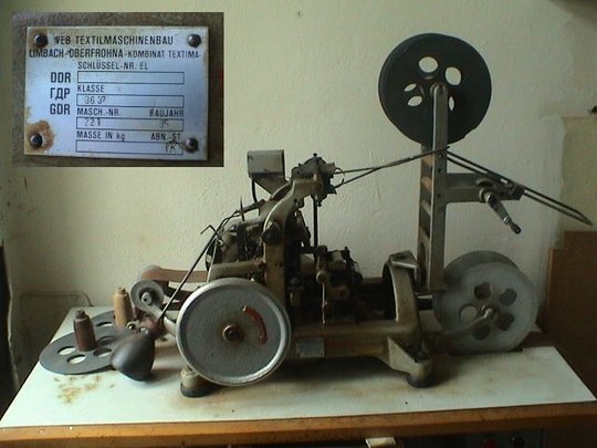 Repetiermaschine, Diese Maschine diente zum Vervielfältigen von Lochkarten für den Stickautomat Fa. Würker/Dresden. Klasse 8636, Masch.Nr___ 221 (Museen der Stadt Limbach-Oberfrohna Esche-Museum CC BY-NC-SA)