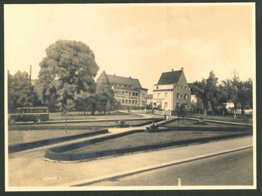 Ansicht Rathausplatz mit Stadtkasse ( mitte Foto )in Limbach/Sa. (Museen der Stadt Limbach-Oberfrohna Esche-Museum CC BY-NC-SA)