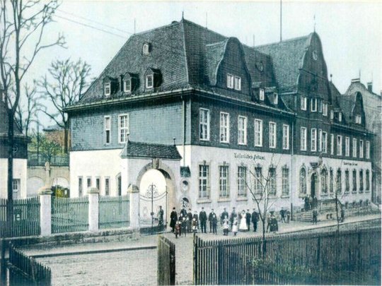 Ansicht Kaiserliches Postamt Limbach/Sa.
01.12.1850 Errichtung der ersten Postexpedition in Limbach. Vorher wurde ungefähr 14 Jahre lang ankommende und abg (Museen der Stadt Limbach-Oberfrohna Esche-Museum CC BY-NC-SA)