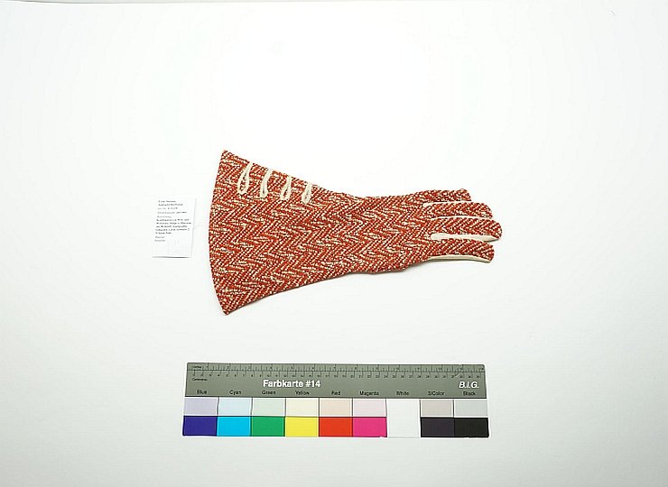 Damen-Handschuhe (Museen der Stadt Limbach-Oberfrohna Esche-Museum CC BY-NC-SA)