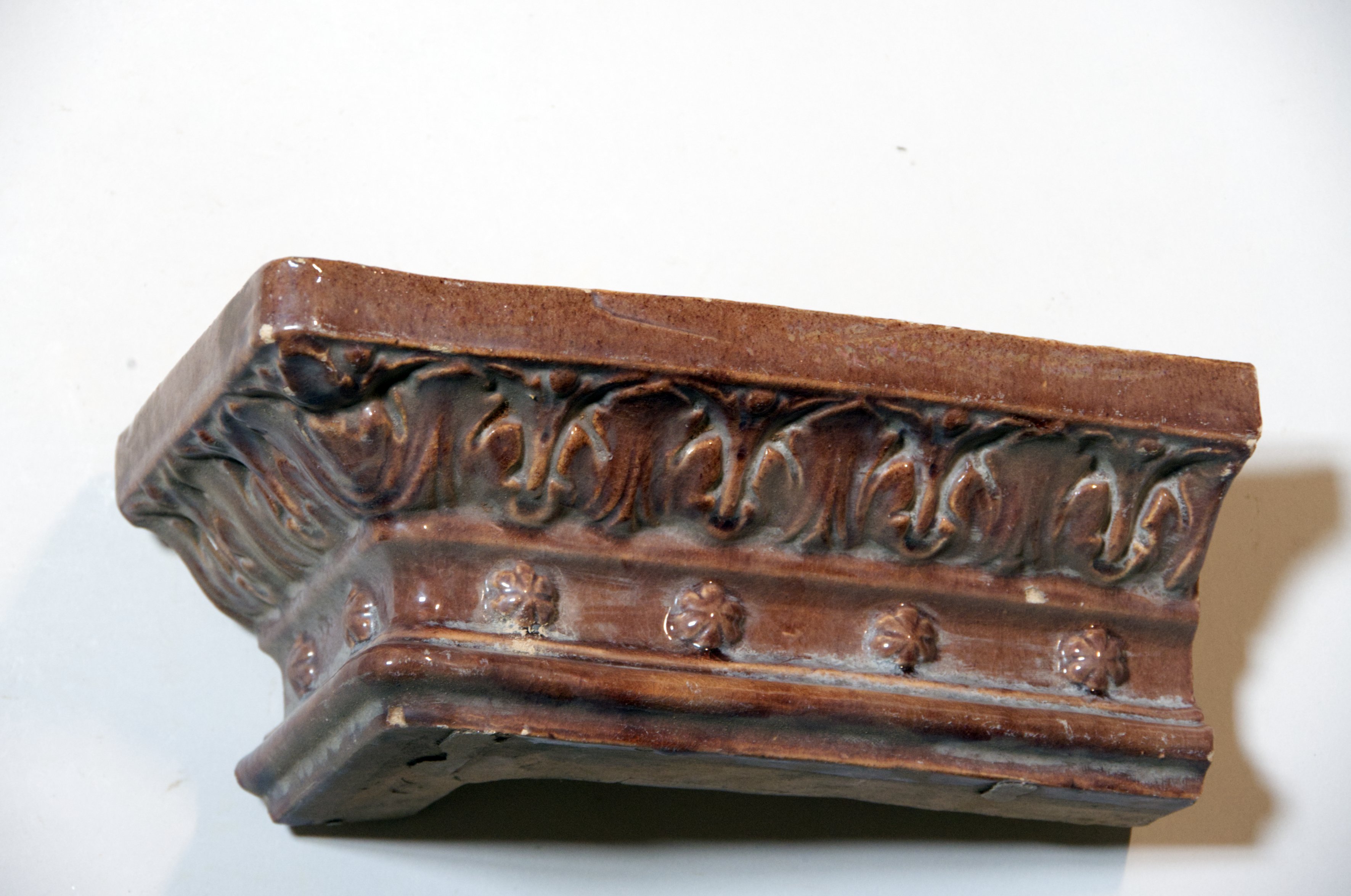 Ofen-Sims-Eckkachel mit antikisierendem Ornamentfries (Museen Kohren-Sahlis - Töpfermuseum CC BY-NC-SA)