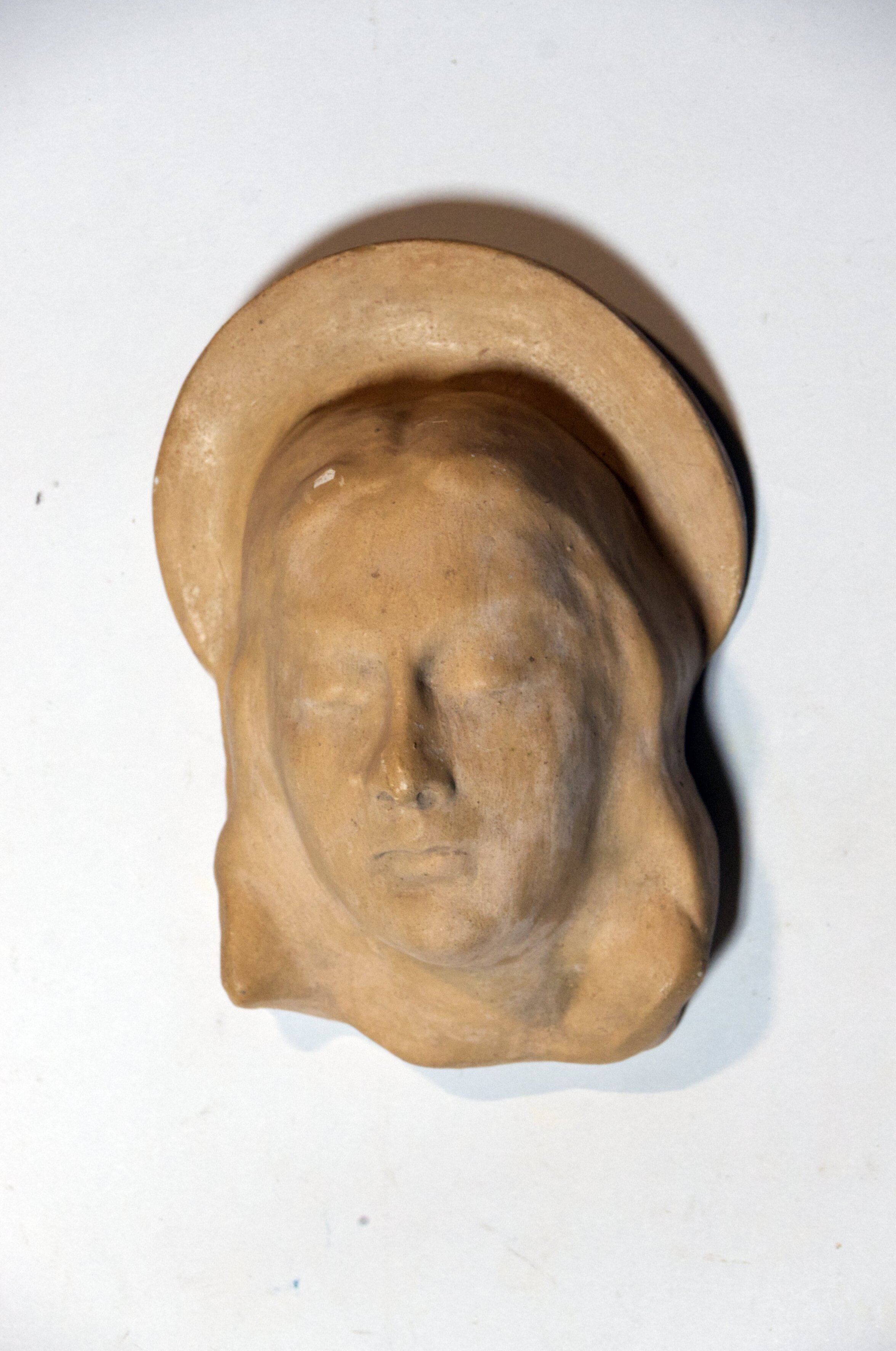 Keramik eines Kopfes mit Nimbus (Museen Kohren-Sahlis - Töpfermuseum CC BY-NC-SA)