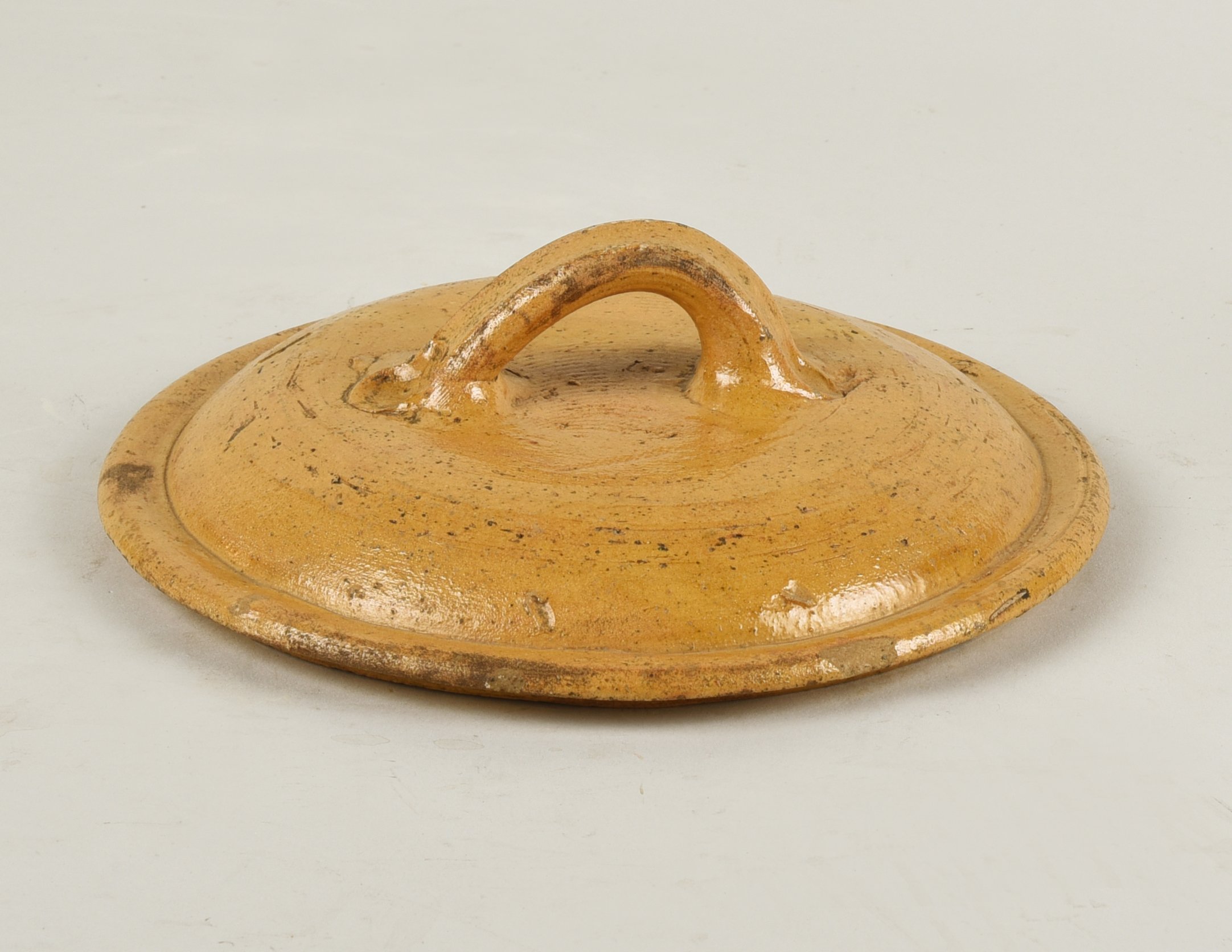Kleiner runder Topfdeckel (Museen Kohren-Sahlis - Töpfermuseum CC BY-NC-SA)
