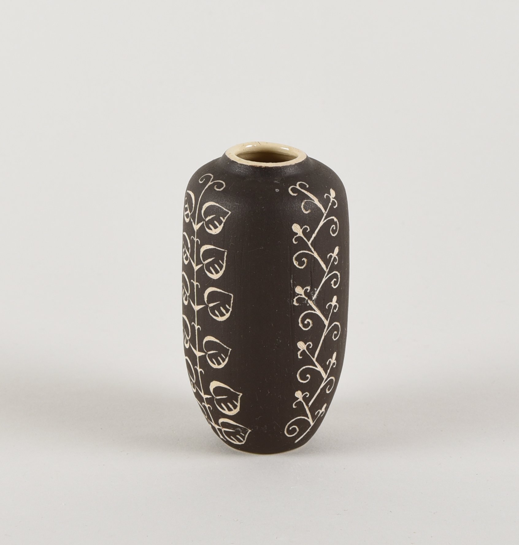 Vase, braun, florale Muster (Museen Kohren-Sahlis - Töpfermuseum CC BY-NC-SA)