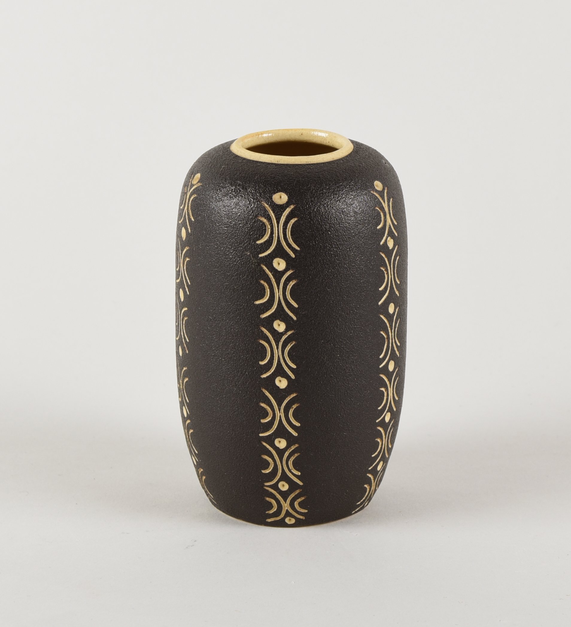 Vase, braun, Bogenmuster (Museen Kohren-Sahlis - Töpfermuseum CC BY-NC-SA)