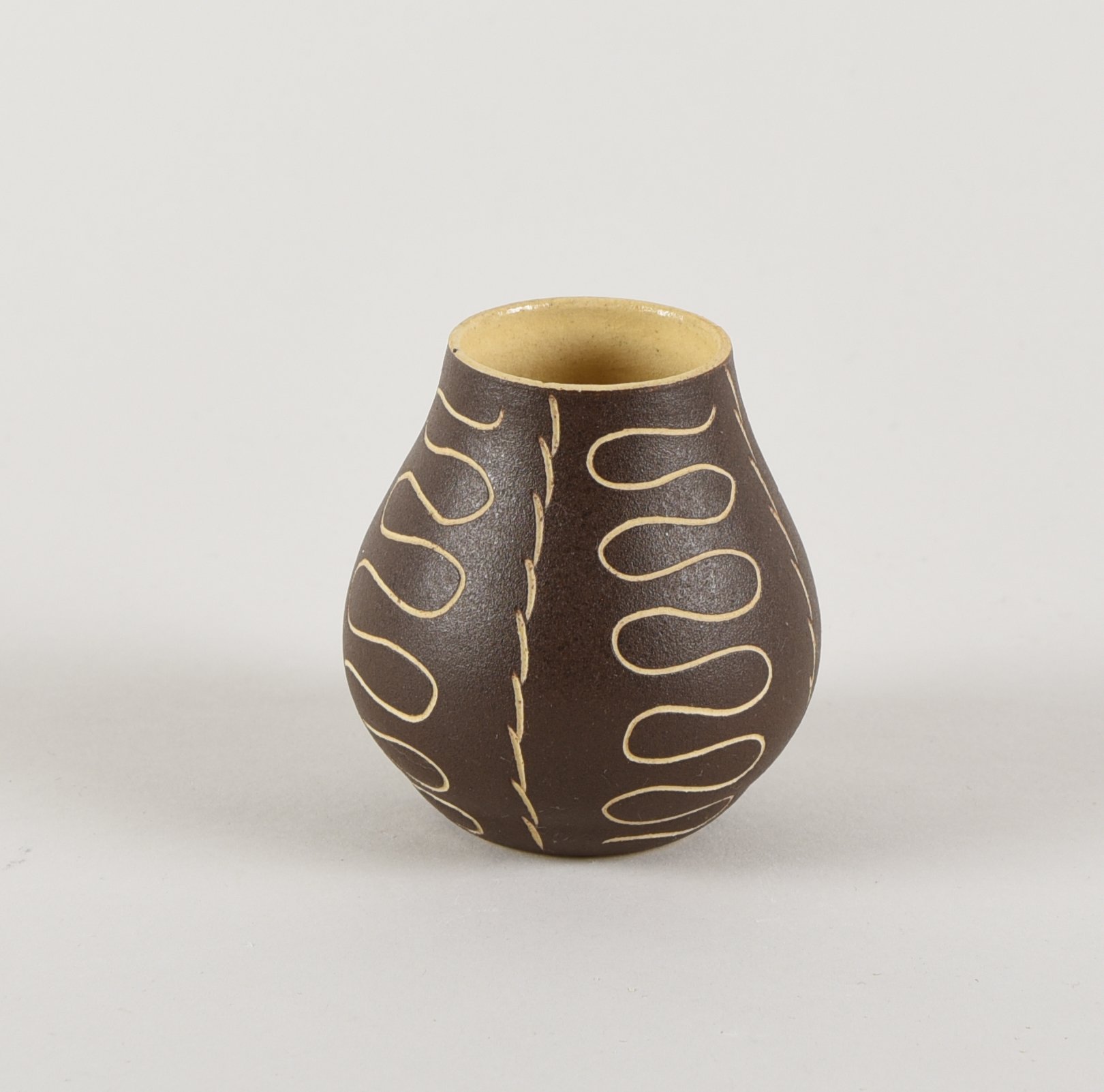 Vase, bauchig, kurvig geschwungene Linien (Museen Kohren-Sahlis - Töpfermuseum CC BY-NC-SA)
